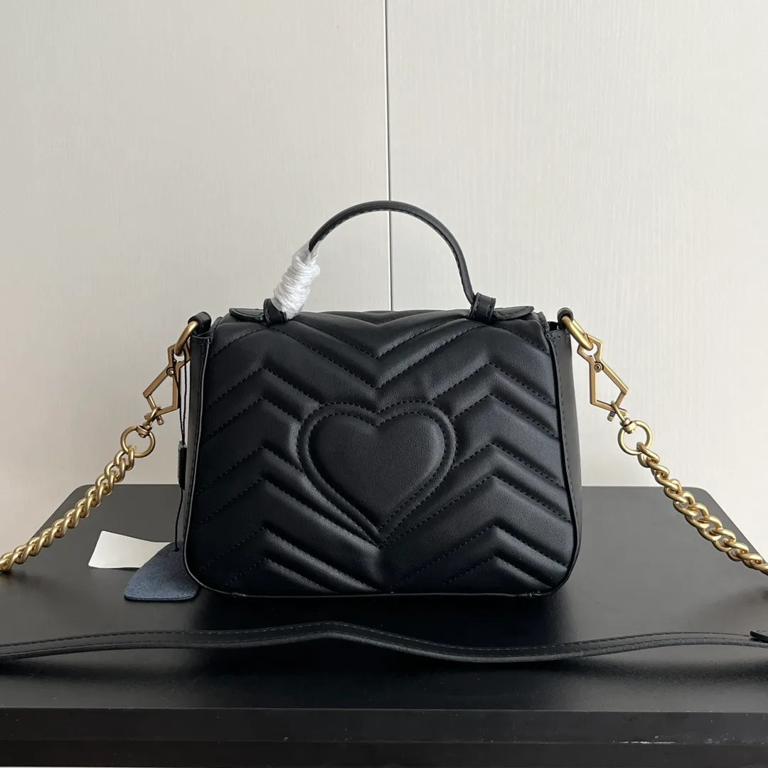 Actual shot #💰320 Style number: 547260 Size: 21*15.5*8cm GG Marmont mini messenger bag is still in the limelight this year. The iconic double G logo carries Gucci’s literary and romantic story. The new mini series is a vivid interpretation of retro and gorgeousness. It is so cute ~ Hand-held ✅ One-shoulder ✅ Cross-body ✅