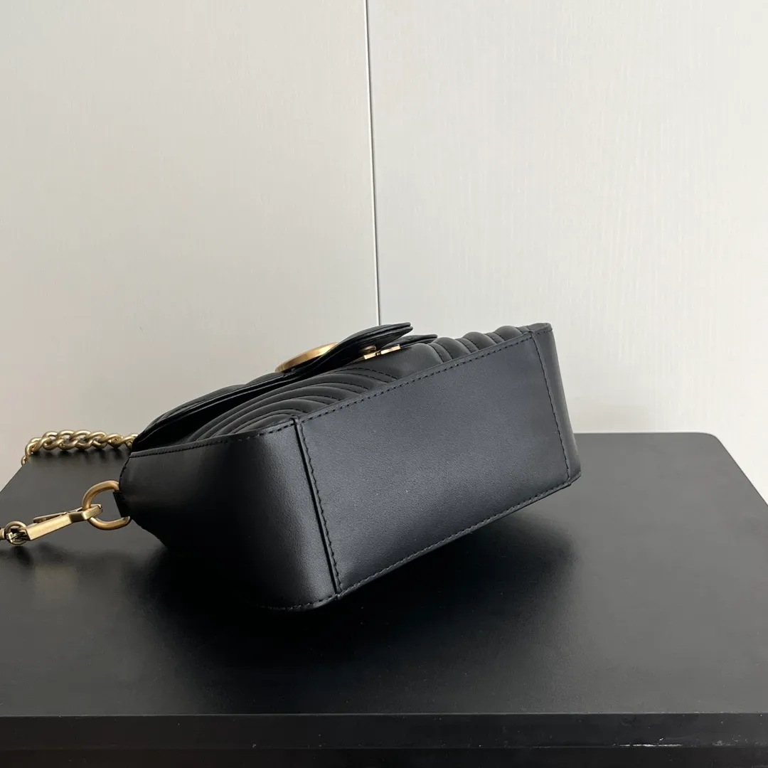 Actual shot #💰320 Style number: 547260 Size: 21*15.5*8cm GG Marmont mini messenger bag is still in the limelight this year. The iconic double G logo carries Gucci’s literary and romantic story. The new mini series is a vivid interpretation of retro and gorgeousness. It is so cute ~ Hand-held ✅ One-shoulder ✅ Cross-body ✅