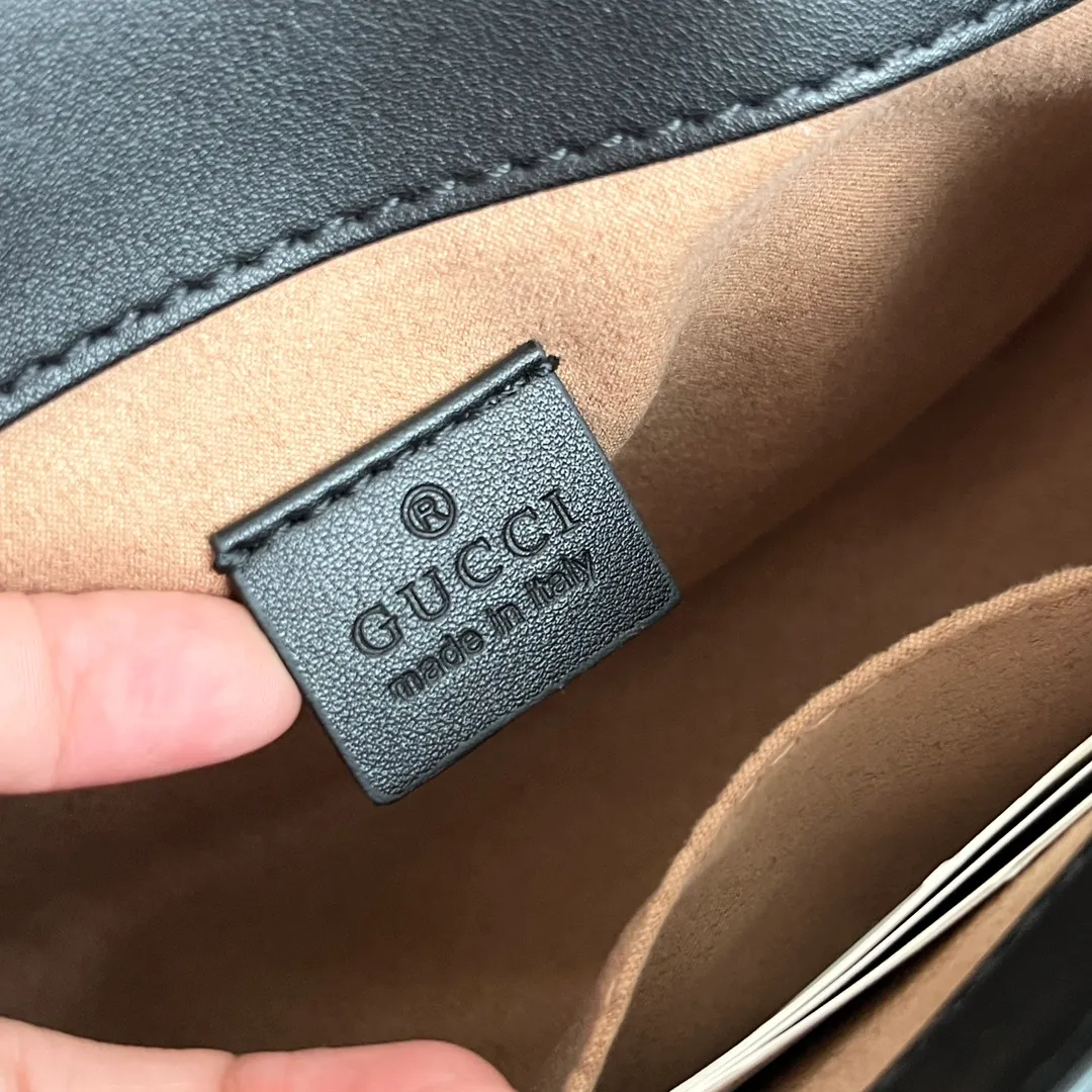 Actual shot #💰320 Style number: 547260 Size: 21*15.5*8cm GG Marmont mini messenger bag is still in the limelight this year. The iconic double G logo carries Gucci’s literary and romantic story. The new mini series is a vivid interpretation of retro and gorgeousness. It is so cute ~ Hand-held ✅ One-shoulder ✅ Cross-body ✅