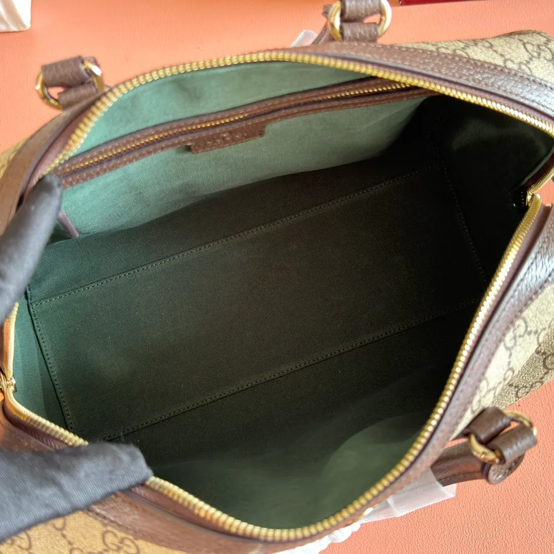 p1040. 💋💋💋"With full set of original counter packaging" [New Product] The Ophidia series dazzlingly presents novel silhouettes and functions. It is ingeniously interpreted in iconic beige and brown colors to create an innovative bag with soft texture. Beige and dark brown GG canvas Brown leather trim Light gold tone hardware Green cotton lining Double G webbing Interior: One zippered pocket Carry handles (10 cm height) Removable and adjustable leather shoulder strap (height: 44 cm - 52.5 cm; length: 101 cm - 115 cm) Zip closure Ident No.: 836825. Dimensions: 25cm (width) x 17cm (height) x 14cm (depth) Weight: approx. 0.8kg Color: brown/PVC. Made in Italy