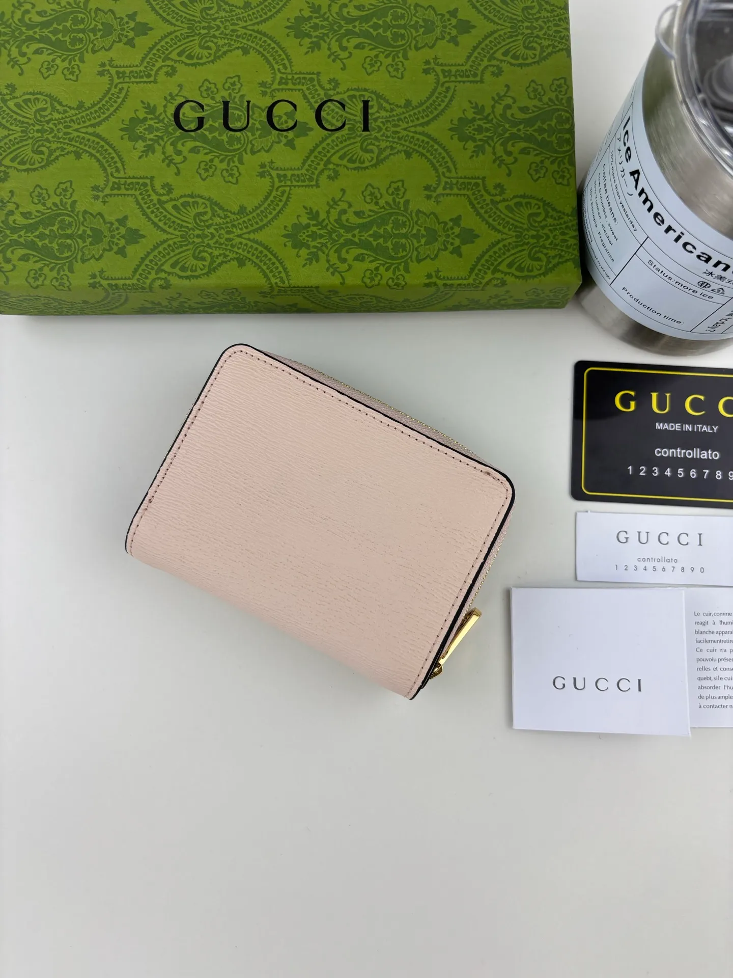 💰160 GUCCl chain wallet with handwritten Gucci logo. The small leather accessories series seamlessly integrates modern fashion elements to create ingenious items with changing styles without losing classic connotation, bringing fresh vitality to formal leather items. This chain wallet is crafted from pink leather and features the Gucci logo in gold-tone script. Pink leather, gold-tone hardware, taffeta lining, scripted Gucci logo detail, interior: six card compartments, one zipped gusset pocket and one open compartment, chain strap, snap button fastening. Style No.: 772639 Size: 9cmx 11cmx 2.5cm Color: Pink