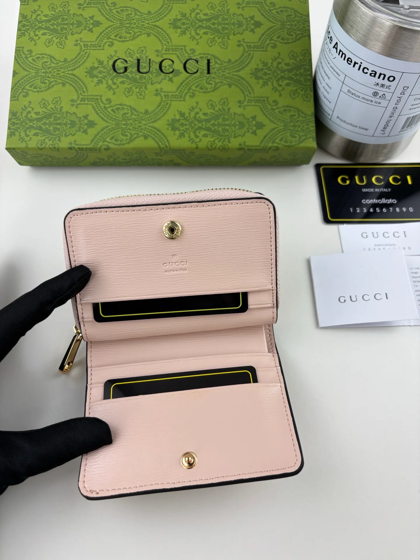 💰160 GUCCl chain wallet with handwritten Gucci logo. The small leather accessories series seamlessly integrates modern fashion elements to create ingenious items with changing styles without losing classic connotation, bringing fresh vitality to formal leather items. This chain wallet is crafted from pink leather and features the Gucci logo in gold-tone script. Pink leather, gold-tone hardware, taffeta lining, scripted Gucci logo detail, interior: six card compartments, one zipped gusset pocket and one open compartment, chain strap, snap button fastening. Style No.: 772639 Size: 9cmx 11cmx 2.5cm Color: Pink
