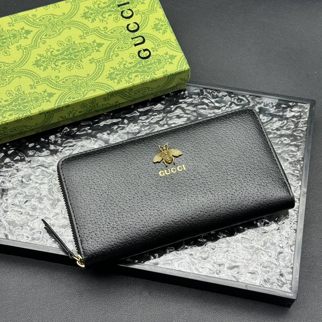 💰150 💎Top original version 🇮🇹New single pull, synchronized with counters. It is eye-catchingly decorated with Gucci's iconic metal accessories. Made of hot-pressed calfskin to obtain the wild boar skin effect and create a textured appearance. The oil edges are made of thinner water-oil for fine workmanship. Model number: 523667, color: pig grain leather, size: 19*10*2.5🎬