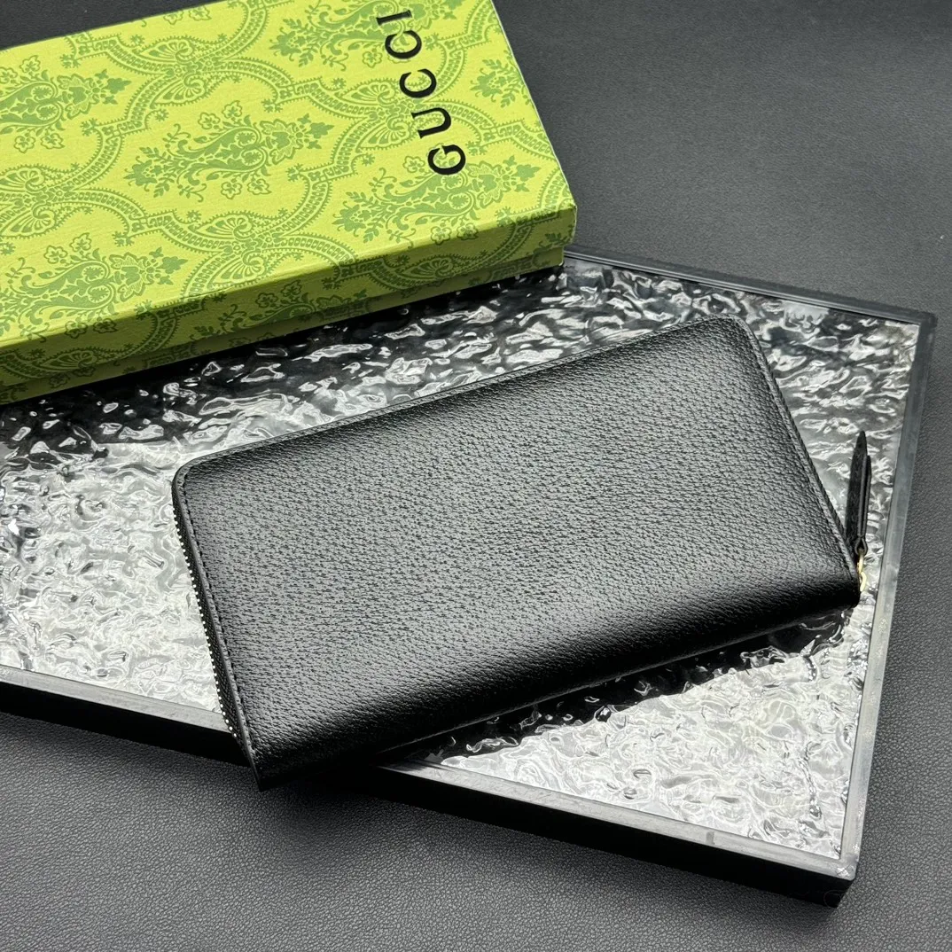 💰150 💎Top original version 🇮🇹New single pull, synchronized with counters. It is eye-catchingly decorated with Gucci's iconic metal accessories. Made of hot-pressed calfskin to obtain the wild boar skin effect and create a textured appearance. The oil edges are made of thinner water-oil for fine workmanship. Model number: 523667, color: pig grain leather, size: 19*10*2.5🎬