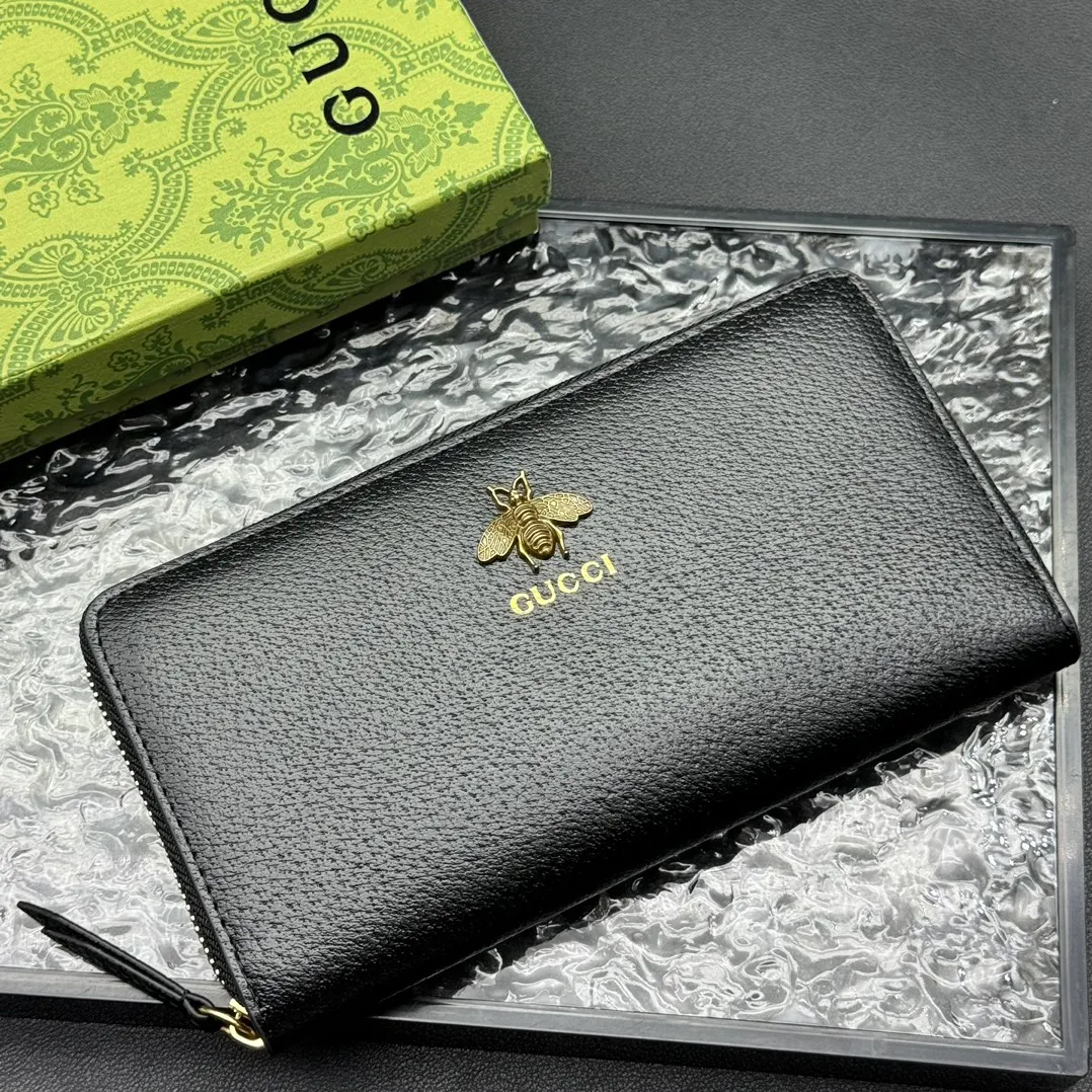 💰150 💎Top original version 🇮🇹New single pull, synchronized with counters. It is eye-catchingly decorated with Gucci's iconic metal accessories. Made of hot-pressed calfskin to obtain the wild boar skin effect and create a textured appearance. The oil edges are made of thinner water-oil for fine workmanship. Model number: 523667, color: pig grain leather, size: 19*10*2.5🎬