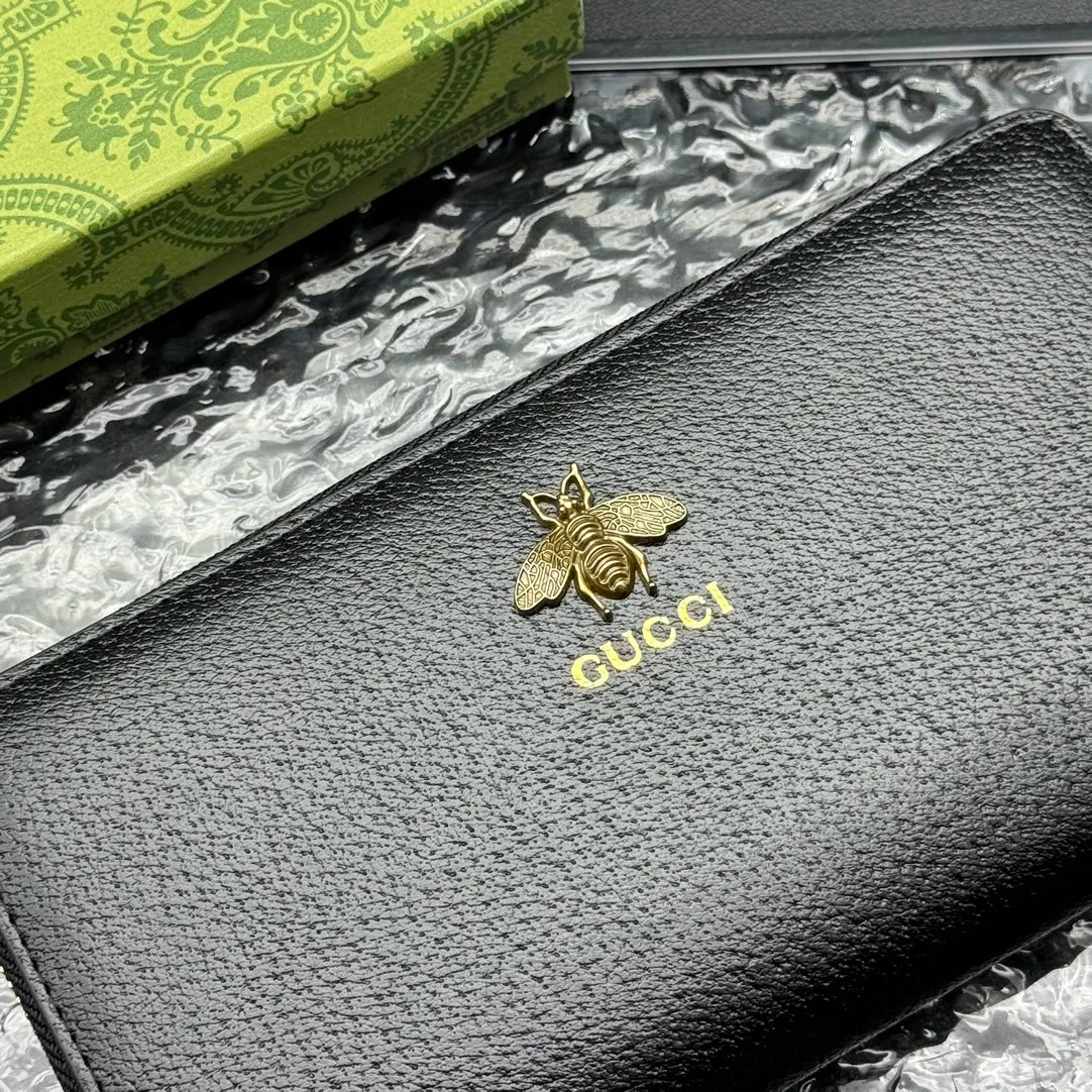 💰150 💎Top original version 🇮🇹New single pull, synchronized with counters. It is eye-catchingly decorated with Gucci's iconic metal accessories. Made of hot-pressed calfskin to obtain the wild boar skin effect and create a textured appearance. The oil edges are made of thinner water-oil for fine workmanship. Model number: 523667, color: pig grain leather, size: 19*10*2.5🎬