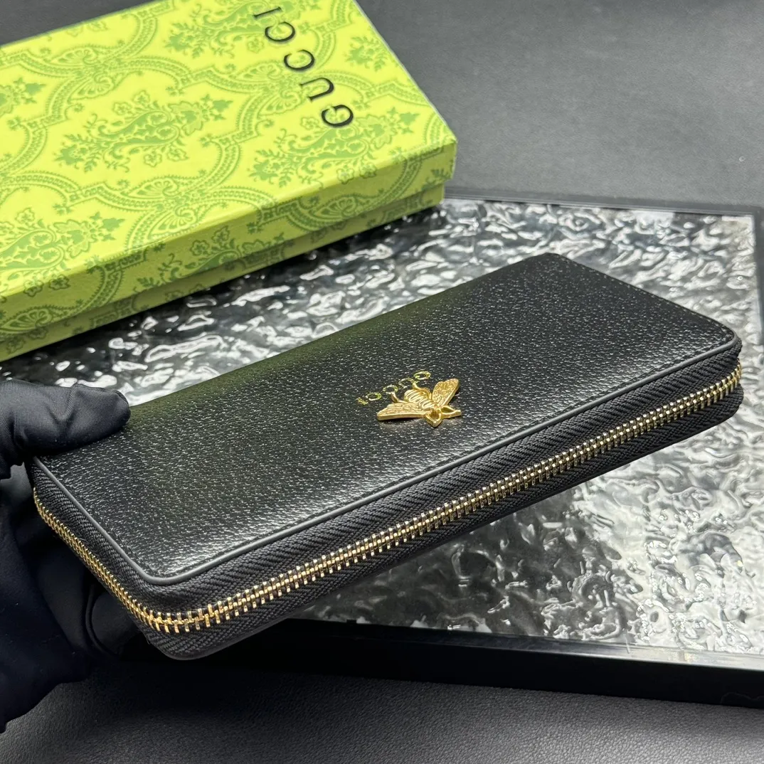 💰150 💎Top original version 🇮🇹New single pull, synchronized with counters. It is eye-catchingly decorated with Gucci's iconic metal accessories. Made of hot-pressed calfskin to obtain the wild boar skin effect and create a textured appearance. The oil edges are made of thinner water-oil for fine workmanship. Model number: 523667, color: pig grain leather, size: 19*10*2.5🎬