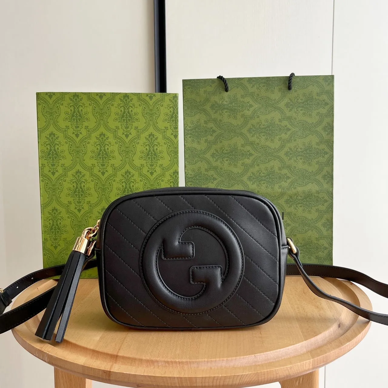Actual shot 💰260 𝐆𝐮𝐜𝐜𝐢 𝐁𝐥𝐨𝐧𝐝𝐢𝐞Camera bag Model: 742360 first-layer cowhide Size: 21*15.5*5.5cm The new upgraded style is more attractive! The capacity is adequate ~ the shoulder straps are adjustable