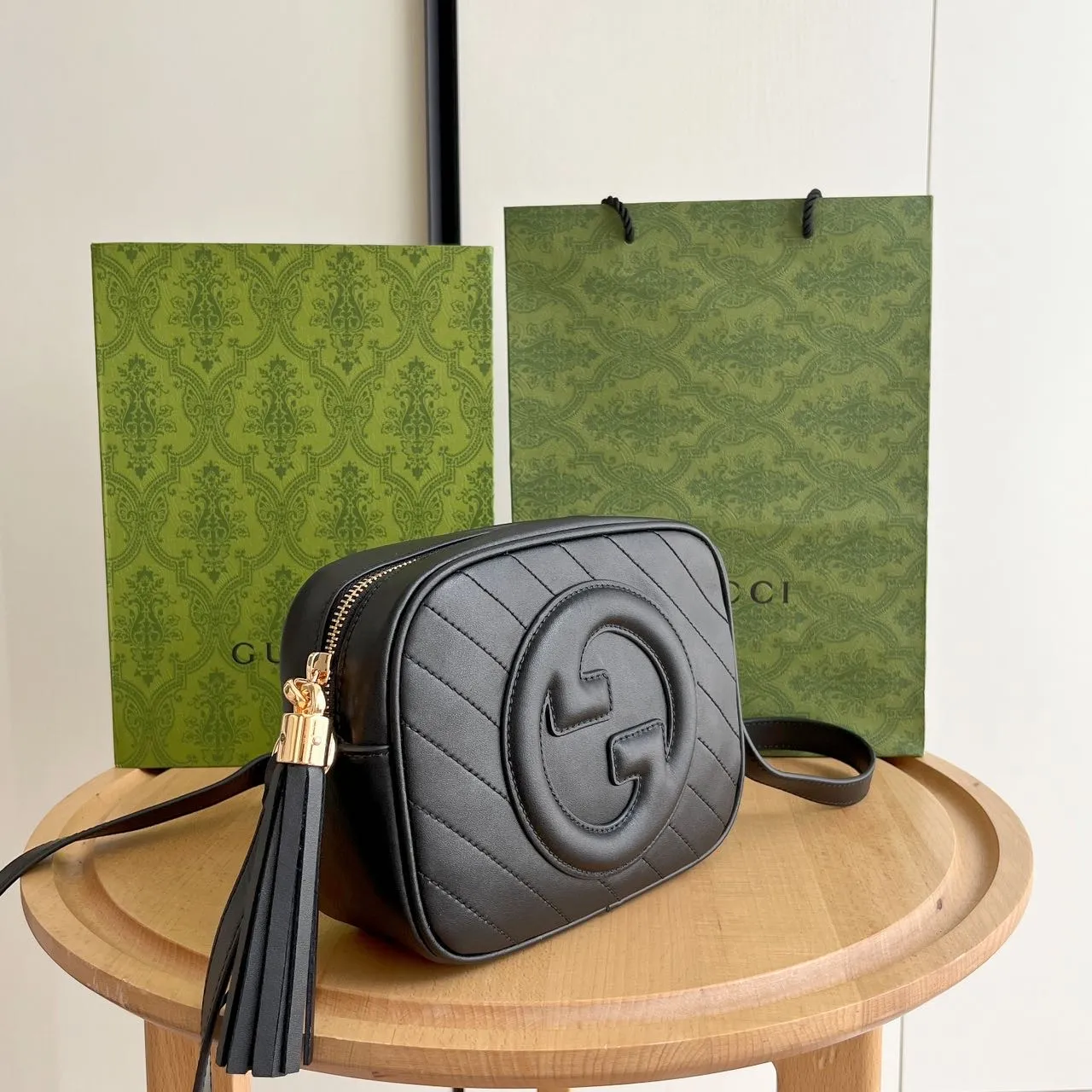 Actual shot 💰260 𝐆𝐮𝐜𝐜𝐢 𝐁𝐥𝐨𝐧𝐝𝐢𝐞Camera bag Model: 742360 first-layer cowhide Size: 21*15.5*5.5cm The new upgraded style is more attractive! The capacity is adequate ~ the shoulder straps are adjustable