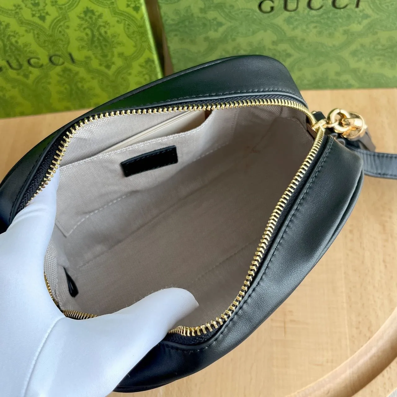 Actual shot 💰260 𝐆𝐮𝐜𝐜𝐢 𝐁𝐥𝐨𝐧𝐝𝐢𝐞Camera bag Model: 742360 first-layer cowhide Size: 21*15.5*5.5cm The new upgraded style is more attractive! The capacity is adequate ~ the shoulder straps are adjustable