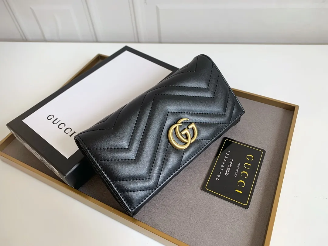 💰170 🇮🇹Gucci💎Original quality, exclusive real-life photos synchronized with GUCCI counters, real-life photos! The GG Marmont series long wallet is carefully made of quilted leather, with a humanoid pattern design and GG logo on the back. Style number: 443436 (5036#) Humanoid pattern, retro metal hardware, size: 19x10.5x2.5.
