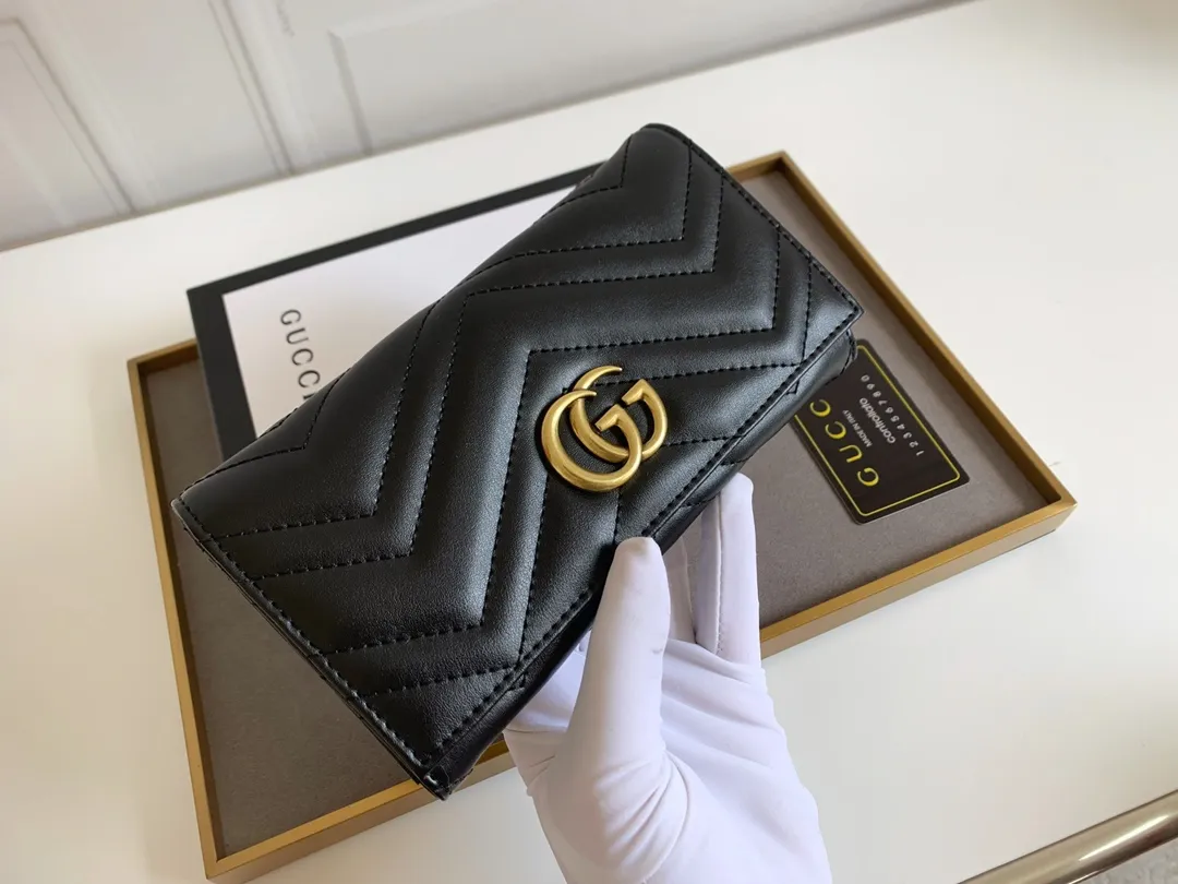 💰170 🇮🇹Gucci💎Original quality, exclusive real-life photos synchronized with GUCCI counters, real-life photos! The GG Marmont series long wallet is carefully made of quilted leather, with a humanoid pattern design and GG logo on the back. Style number: 443436 (5036#) Humanoid pattern, retro metal hardware, size: 19x10.5x2.5.