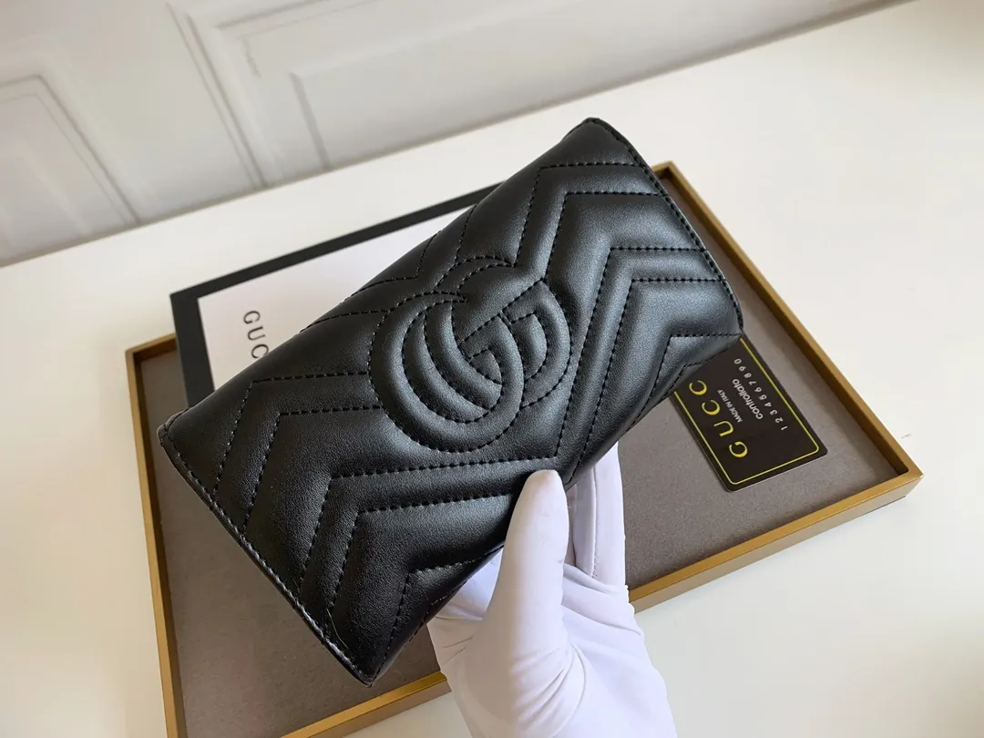 💰170 🇮🇹Gucci💎Original quality, exclusive real-life photos synchronized with GUCCI counters, real-life photos! The GG Marmont series long wallet is carefully made of quilted leather, with a humanoid pattern design and GG logo on the back. Style number: 443436 (5036#) Humanoid pattern, retro metal hardware, size: 19x10.5x2.5.