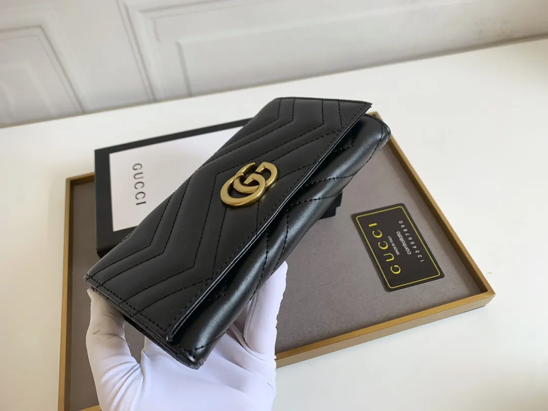 💰170 🇮🇹Gucci💎Original quality, exclusive real-life photos synchronized with GUCCI counters, real-life photos! The GG Marmont series long wallet is carefully made of quilted leather, with a humanoid pattern design and GG logo on the back. Style number: 443436 (5036#) Humanoid pattern, retro metal hardware, size: 19x10.5x2.5.