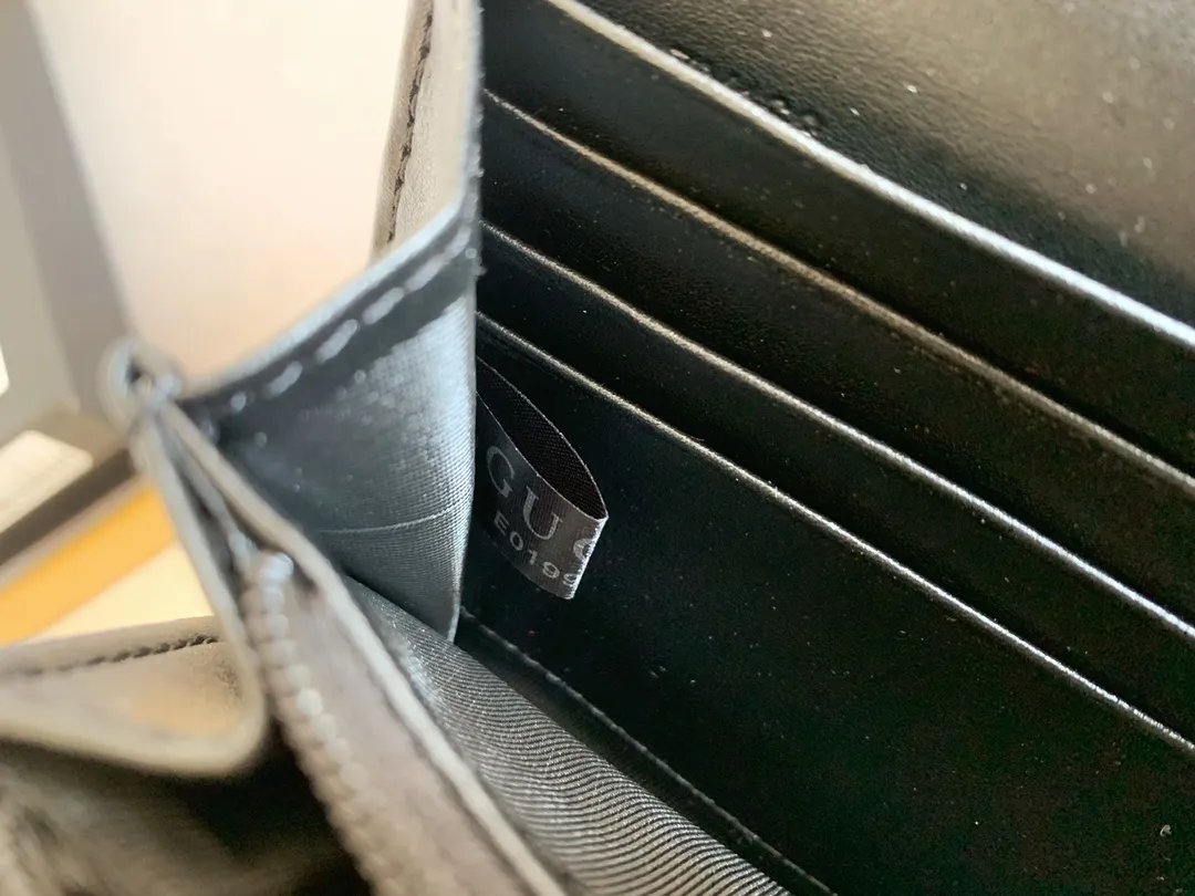 💰170 🇮🇹Gucci💎Original quality, exclusive real-life photos synchronized with GUCCI counters, real-life photos! The GG Marmont series long wallet is carefully made of quilted leather, with a humanoid pattern design and GG logo on the back. Style number: 443436 (5036#) Humanoid pattern, retro metal hardware, size: 19x10.5x2.5.