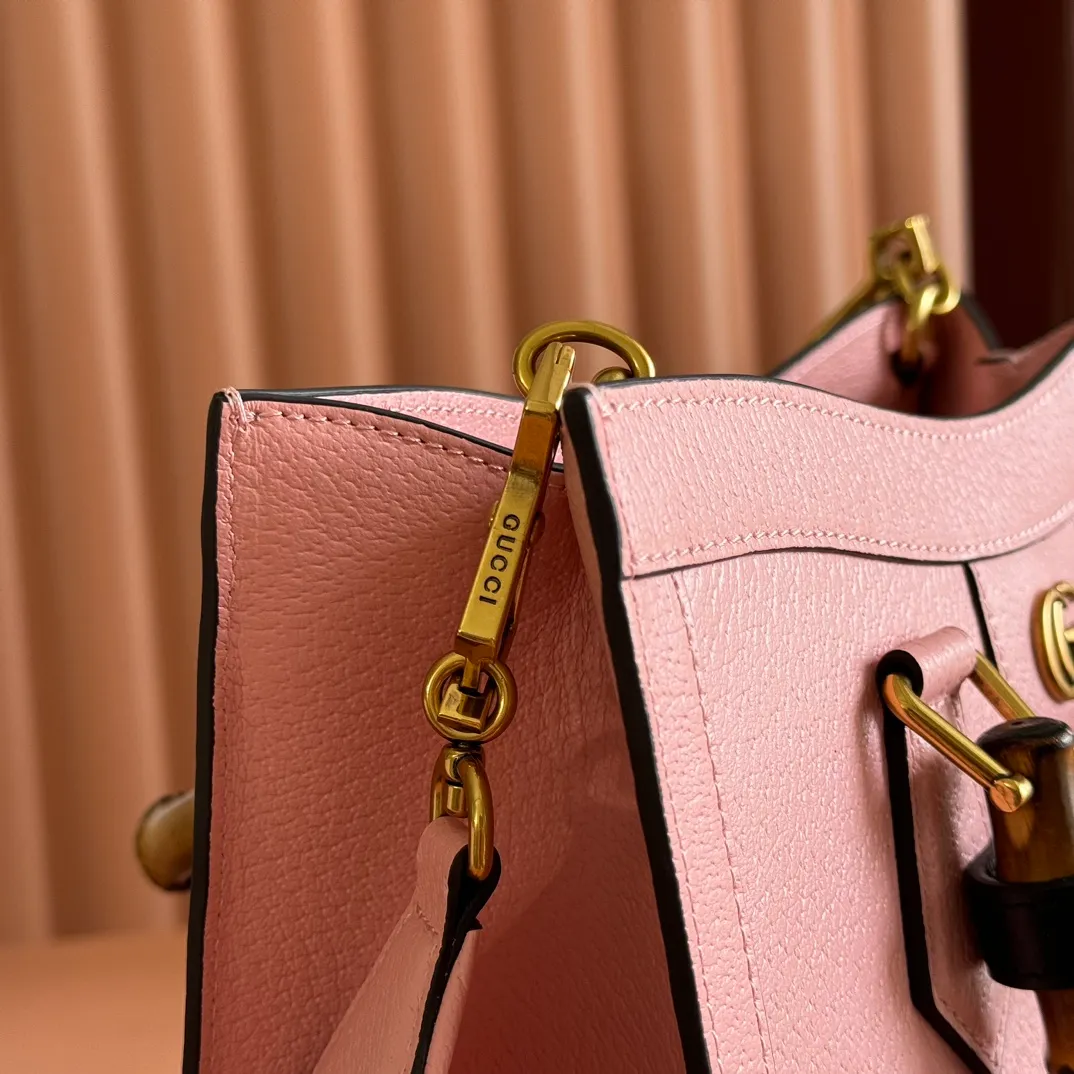 p1580. 📣📣📣【Original leather accessories🌈Full set of counter packaging】🔥🔥Small tote bag combines two recognizable brand elements, bamboo handles and double G accessories. "The blue leather material contrasts with the two khaki buckles, highlighting the smart and elegant temperament. Size: 27*24*11cm Model: 702721.