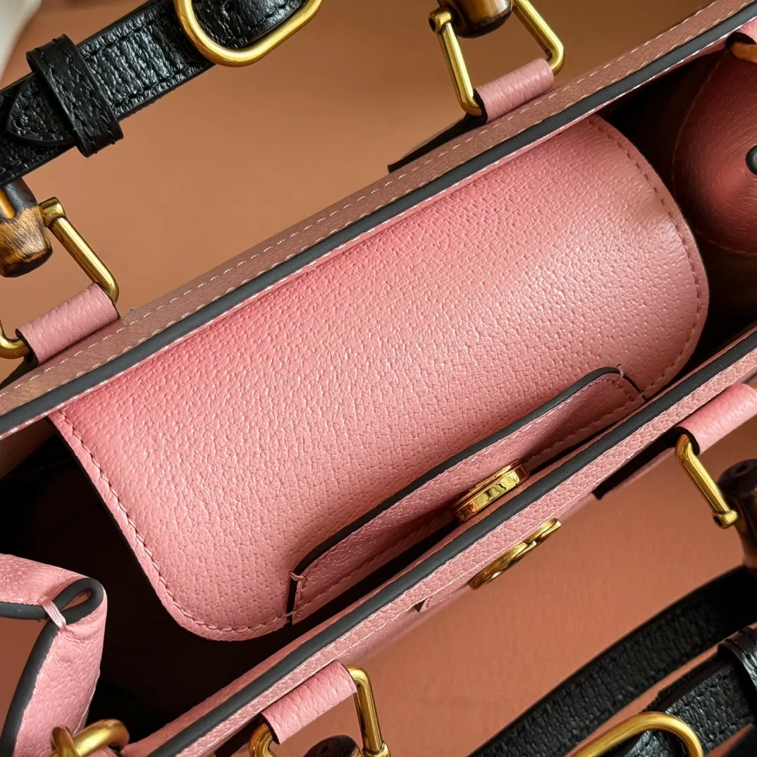 p1580. 📣📣📣【Original leather accessories🌈Full set of counter packaging】🔥🔥Small tote bag combines two recognizable brand elements, bamboo handles and double G accessories. "The blue leather material contrasts with the two khaki buckles, highlighting the smart and elegant temperament. Size: 27*24*11cm Model: 702721.