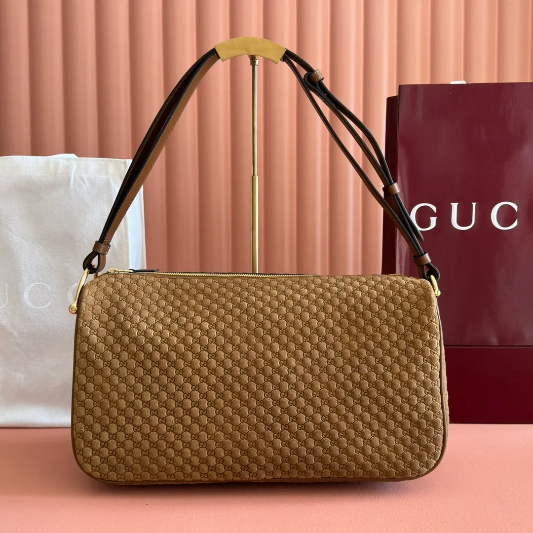 p1360💋💋💋【With full set of original counter packaging】The Gucci Half Horsebit series is newly presented, reinterpreting one of the brand's most iconic elements in a modern style. The collection cleverly combines relaxed silhouettes with the iconic half-horsebit hardware, which gives rise to its name. Brown grained soft leather Gold-tone hardware Brown cotton and linen blend lining Half horsebit closure Interior: One open pocket Adjustable cowhide leather shoulder strap (height: 33cm - 38cm) Zip closure Ident number: 862530. Dimensions: 38cm (width) x 20cm (height) x 15cm (depth) Weight: approx. 0.95kg Color: brown pressed g/full leather.