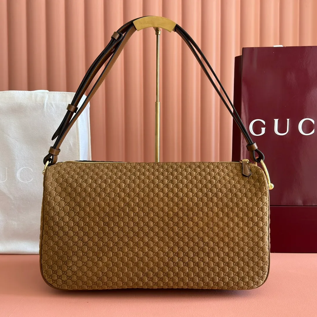 p1360💋💋💋【With full set of original counter packaging】The Gucci Half Horsebit series is newly presented, reinterpreting one of the brand's most iconic elements in a modern style. The collection cleverly combines relaxed silhouettes with the iconic half-horsebit hardware, which gives rise to its name. Brown grained soft leather Gold-tone hardware Brown cotton and linen blend lining Half horsebit closure Interior: One open pocket Adjustable cowhide leather shoulder strap (height: 33cm - 38cm) Zip closure Ident number: 862530. Dimensions: 38cm (width) x 20cm (height) x 15cm (depth) Weight: approx. 0.95kg Color: brown pressed g/full leather.