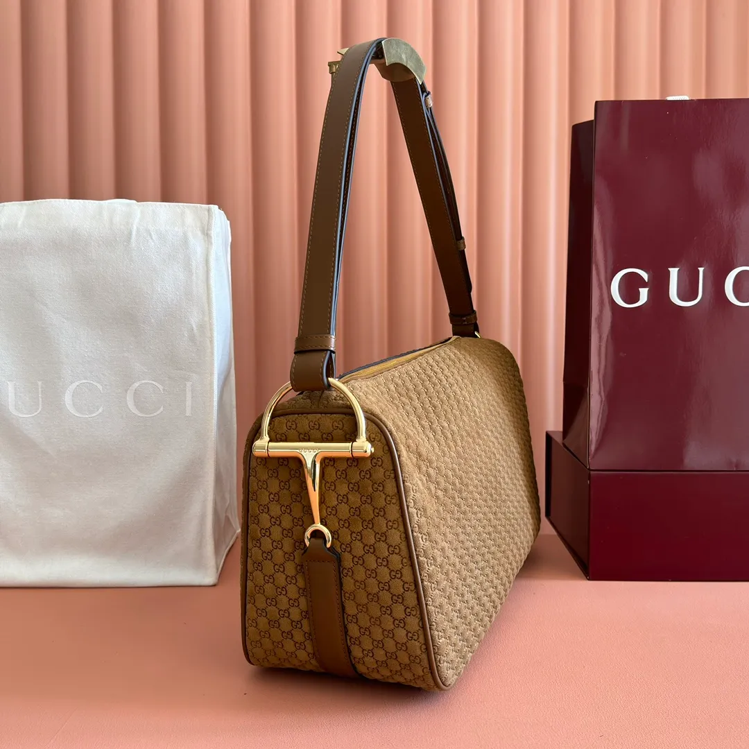 p1360💋💋💋【With full set of original counter packaging】The Gucci Half Horsebit series is newly presented, reinterpreting one of the brand's most iconic elements in a modern style. The collection cleverly combines relaxed silhouettes with the iconic half-horsebit hardware, which gives rise to its name. Brown grained soft leather Gold-tone hardware Brown cotton and linen blend lining Half horsebit closure Interior: One open pocket Adjustable cowhide leather shoulder strap (height: 33cm - 38cm) Zip closure Ident number: 862530. Dimensions: 38cm (width) x 20cm (height) x 15cm (depth) Weight: approx. 0.95kg Color: brown pressed g/full leather.