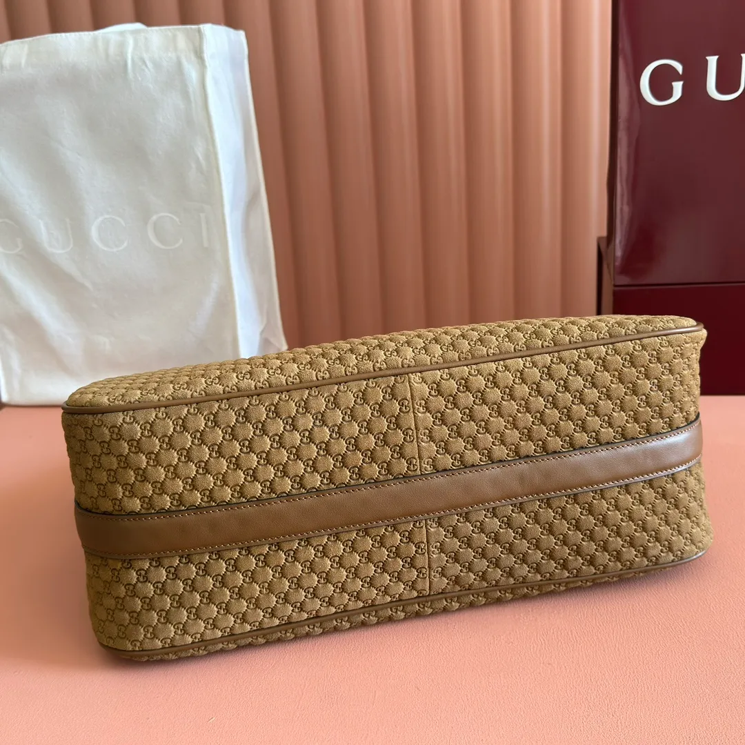 p1360💋💋💋【With full set of original counter packaging】The Gucci Half Horsebit series is newly presented, reinterpreting one of the brand's most iconic elements in a modern style. The collection cleverly combines relaxed silhouettes with the iconic half-horsebit hardware, which gives rise to its name. Brown grained soft leather Gold-tone hardware Brown cotton and linen blend lining Half horsebit closure Interior: One open pocket Adjustable cowhide leather shoulder strap (height: 33cm - 38cm) Zip closure Ident number: 862530. Dimensions: 38cm (width) x 20cm (height) x 15cm (depth) Weight: approx. 0.95kg Color: brown pressed g/full leather.