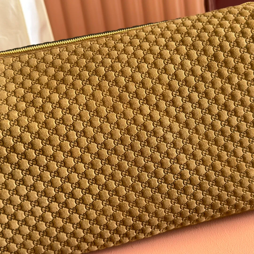 p1360💋💋💋【With full set of original counter packaging】The Gucci Half Horsebit series is newly presented, reinterpreting one of the brand's most iconic elements in a modern style. The collection cleverly combines relaxed silhouettes with the iconic half-horsebit hardware, which gives rise to its name. Brown grained soft leather Gold-tone hardware Brown cotton and linen blend lining Half horsebit closure Interior: One open pocket Adjustable cowhide leather shoulder strap (height: 33cm - 38cm) Zip closure Ident number: 862530. Dimensions: 38cm (width) x 20cm (height) x 15cm (depth) Weight: approx. 0.95kg Color: brown pressed g/full leather.