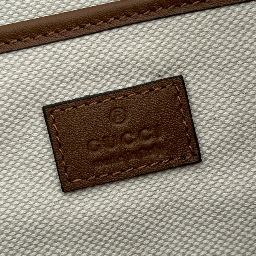 p1360💋💋💋【With full set of original counter packaging】The Gucci Half Horsebit series is newly presented, reinterpreting one of the brand's most iconic elements in a modern style. The collection cleverly combines relaxed silhouettes with the iconic half-horsebit hardware, which gives rise to its name. Brown grained soft leather Gold-tone hardware Brown cotton and linen blend lining Half horsebit closure Interior: One open pocket Adjustable cowhide leather shoulder strap (height: 33cm - 38cm) Zip closure Ident number: 862530. Dimensions: 38cm (width) x 20cm (height) x 15cm (depth) Weight: approx. 0.95kg Color: brown pressed g/full leather.