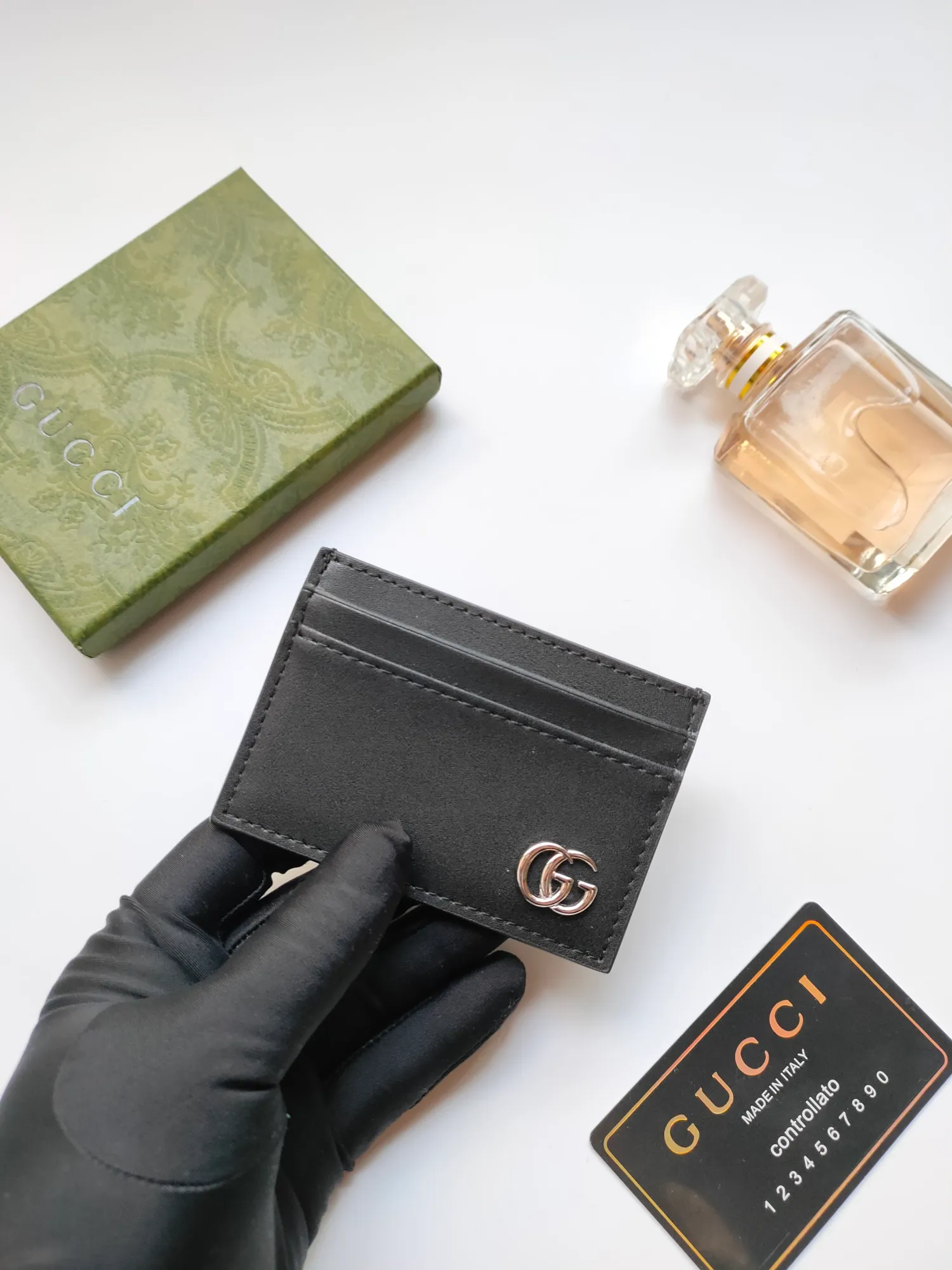 ￥90 💰GUCCI new model, ️Model 657588🥇Card holder 🐂Made of imported iconic hardware metal and calfskin 👏🏻Thick touch, 😍Color: black leather. Size:w10×h7cm.