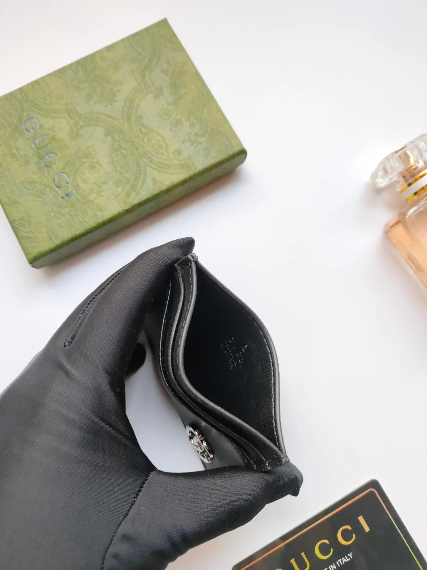 ￥90 💰GUCCI new model, ️Model 657588🥇Card holder 🐂Made of imported iconic hardware metal and calfskin 👏🏻Thick touch, 😍Color: black leather. Size:w10×h7cm.