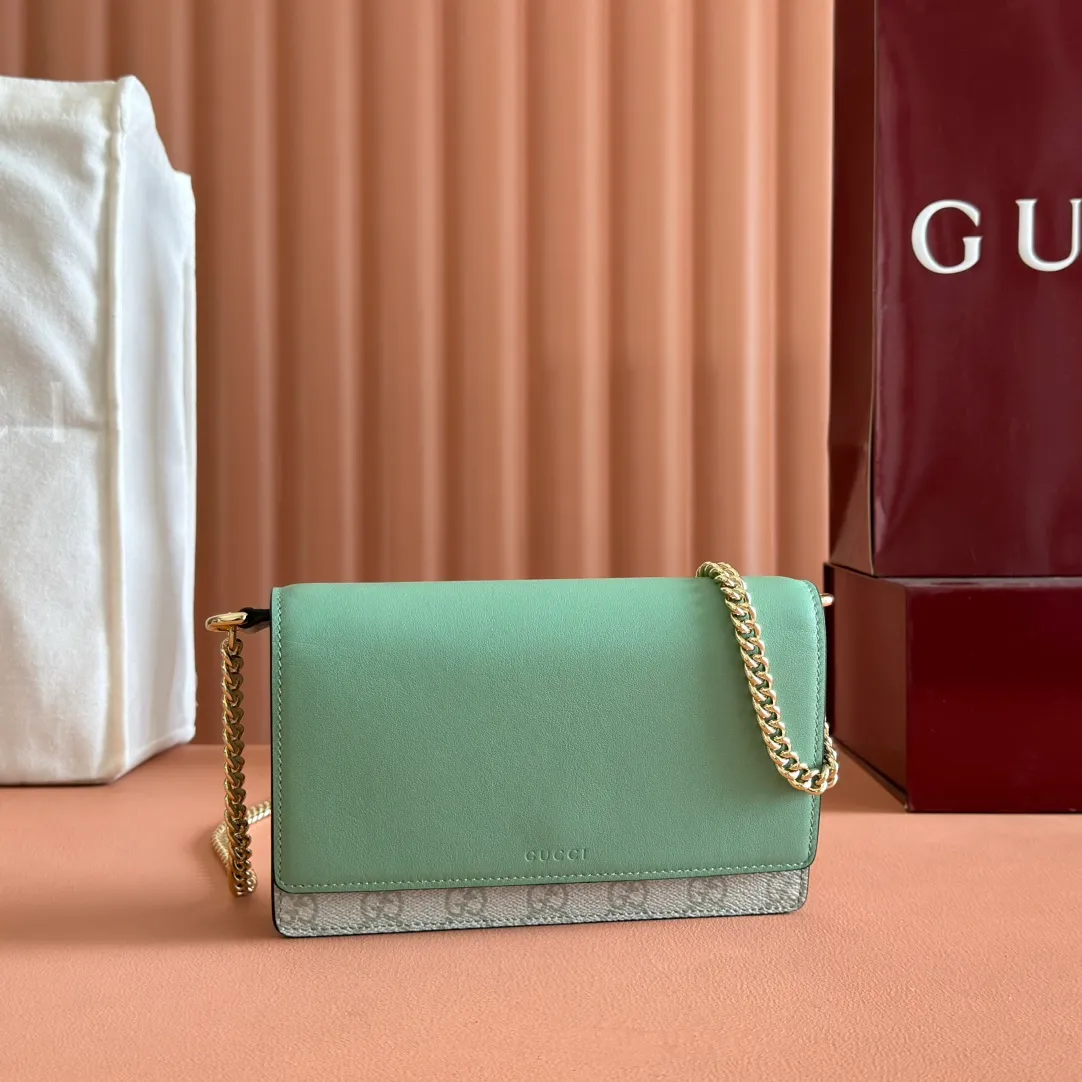 p640. Equipped with a full set of packaging at the counter [New Product] The GG Emblem series reinterprets the brand's timeless elegance and exquisite craftsmanship. This sage-green chain wallet is crafted from leather and GG monogram coated fabric and features a chain strap. Grey-green glossy leather Grey-green GG Supreme canvas Gucci print embossed details Taffeta lining Interior: 6 card compartments, 2 flat pockets, 1 zipped pocket Chain shoulder strap (52 cm high) Ident.: 826720. Dimensions: 20 cm (width) x 13 cm (height) x 4 cm (depth) Weight: about 413 grams Color: green gray pvc/original leather. Made in Italy