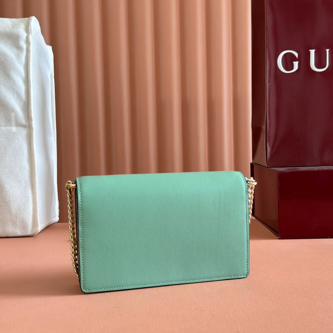 p640. Equipped with a full set of packaging at the counter [New Product] The GG Emblem series reinterprets the brand's timeless elegance and exquisite craftsmanship. This sage-green chain wallet is crafted from leather and GG monogram coated fabric and features a chain strap. Grey-green glossy leather Grey-green GG Supreme canvas Gucci print embossed details Taffeta lining Interior: 6 card compartments, 2 flat pockets, 1 zipped pocket Chain shoulder strap (52 cm high) Ident.: 826720. Dimensions: 20 cm (width) x 13 cm (height) x 4 cm (depth) Weight: about 413 grams Color: green gray pvc/original leather. Made in Italy
