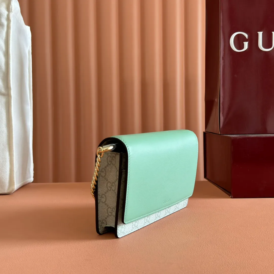p640. Equipped with a full set of packaging at the counter [New Product] The GG Emblem series reinterprets the brand's timeless elegance and exquisite craftsmanship. This sage-green chain wallet is crafted from leather and GG monogram coated fabric and features a chain strap. Grey-green glossy leather Grey-green GG Supreme canvas Gucci print embossed details Taffeta lining Interior: 6 card compartments, 2 flat pockets, 1 zipped pocket Chain shoulder strap (52 cm high) Ident.: 826720. Dimensions: 20 cm (width) x 13 cm (height) x 4 cm (depth) Weight: about 413 grams Color: green gray pvc/original leather. Made in Italy