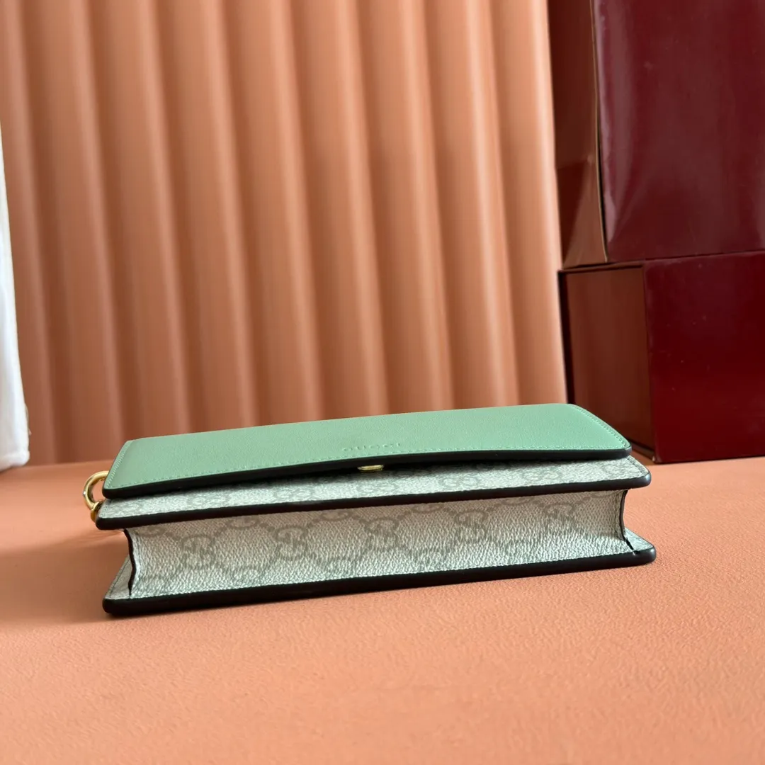 p640. Equipped with a full set of packaging at the counter [New Product] The GG Emblem series reinterprets the brand's timeless elegance and exquisite craftsmanship. This sage-green chain wallet is crafted from leather and GG monogram coated fabric and features a chain strap. Grey-green glossy leather Grey-green GG Supreme canvas Gucci print embossed details Taffeta lining Interior: 6 card compartments, 2 flat pockets, 1 zipped pocket Chain shoulder strap (52 cm high) Ident.: 826720. Dimensions: 20 cm (width) x 13 cm (height) x 4 cm (depth) Weight: about 413 grams Color: green gray pvc/original leather. Made in Italy