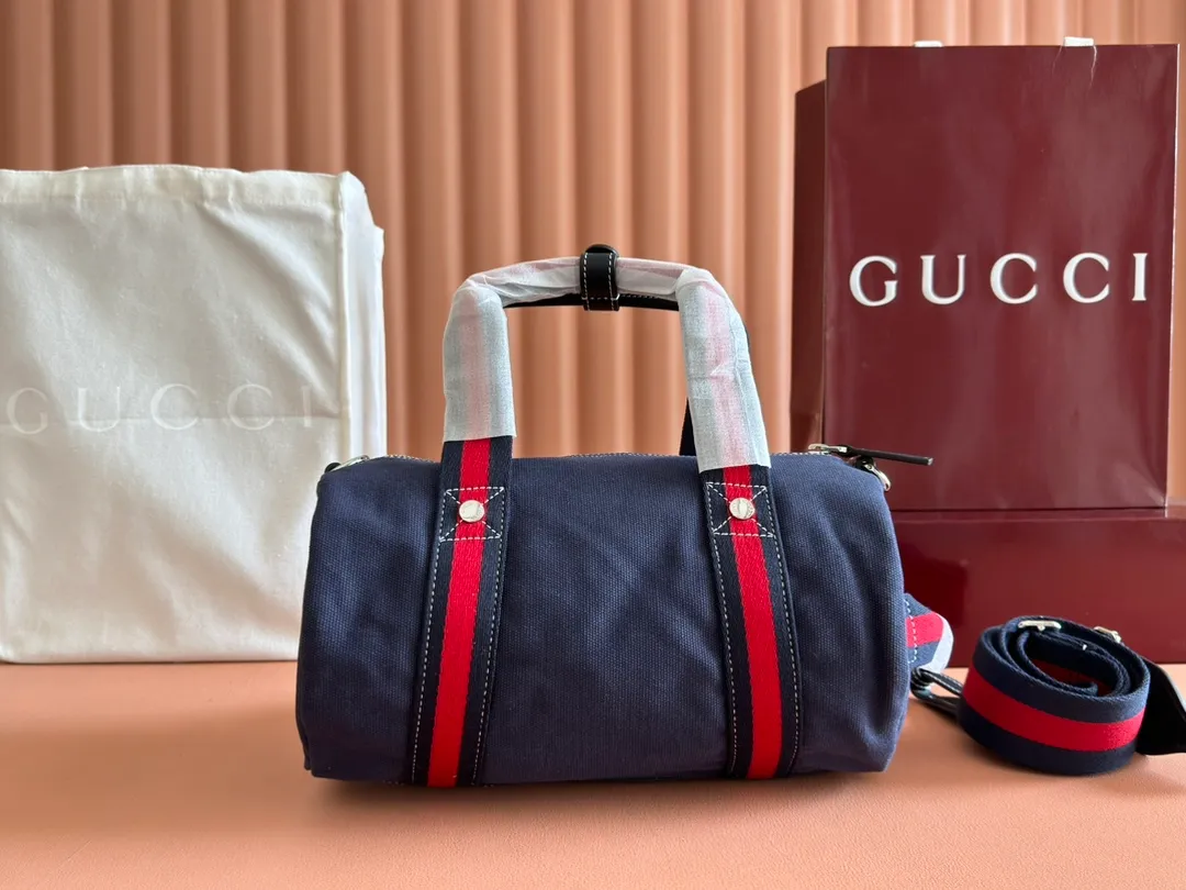 p960. 💋💋💋"With full set of original counter packaging"💕[New Product] With the theme of freedom, vitality and community, the 2025 spring and summer series newly presents a variety of travel items and men's bags, adding more fun to travel and exploration. This canvas travel bag features embellished stitching at the top, blue leather piping and a 'Gucci Made in Italy' badge printed on the front. Dark blue canvas Dark blue leather trimming "Gucci Made in Italy" and badge print Red and green webbing Top stitching detail Interior: 1 side handle Handle height: 12.5cm Adjustable webbing and canvas shoulder strap (55cm height); length adjustable from 77cm to 136cm Zip closure Ident.: 816865. Dimensions: 30cm (W) x 16cm (H) x 15cm (D) Weight: Approx. 0.54kg Color: Dark blue canvas. Made in Italy