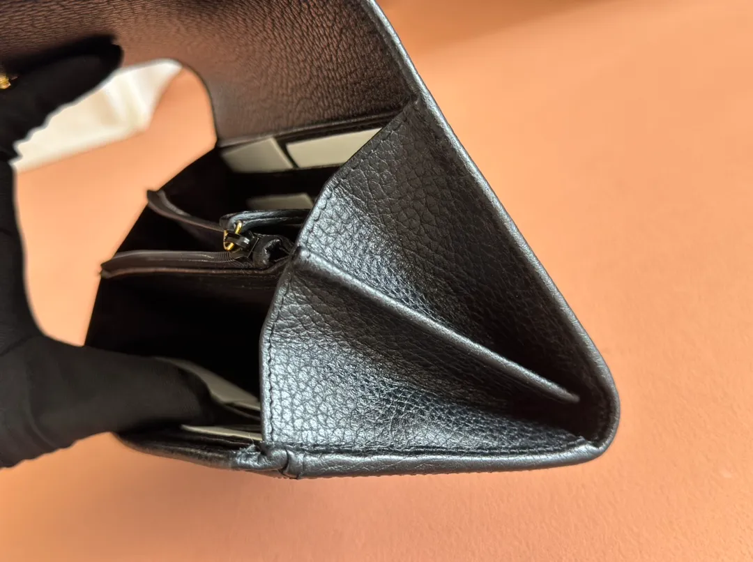 p460📣📣📣 [Original leather with complete packaging]🔥🔥 ‼ ️The new Ophidia series❣ Made of calfskin imported from Italy, equipped with classic double G hardware, a new style and contour support are now available. A structural shape in which the inner side is divided into intervals. Since the chain strap is removable, it can also be used as a mini bag. ️😘Made from top overseas hardware, 💍Model: 456116 Size: W19xH10xD2.5