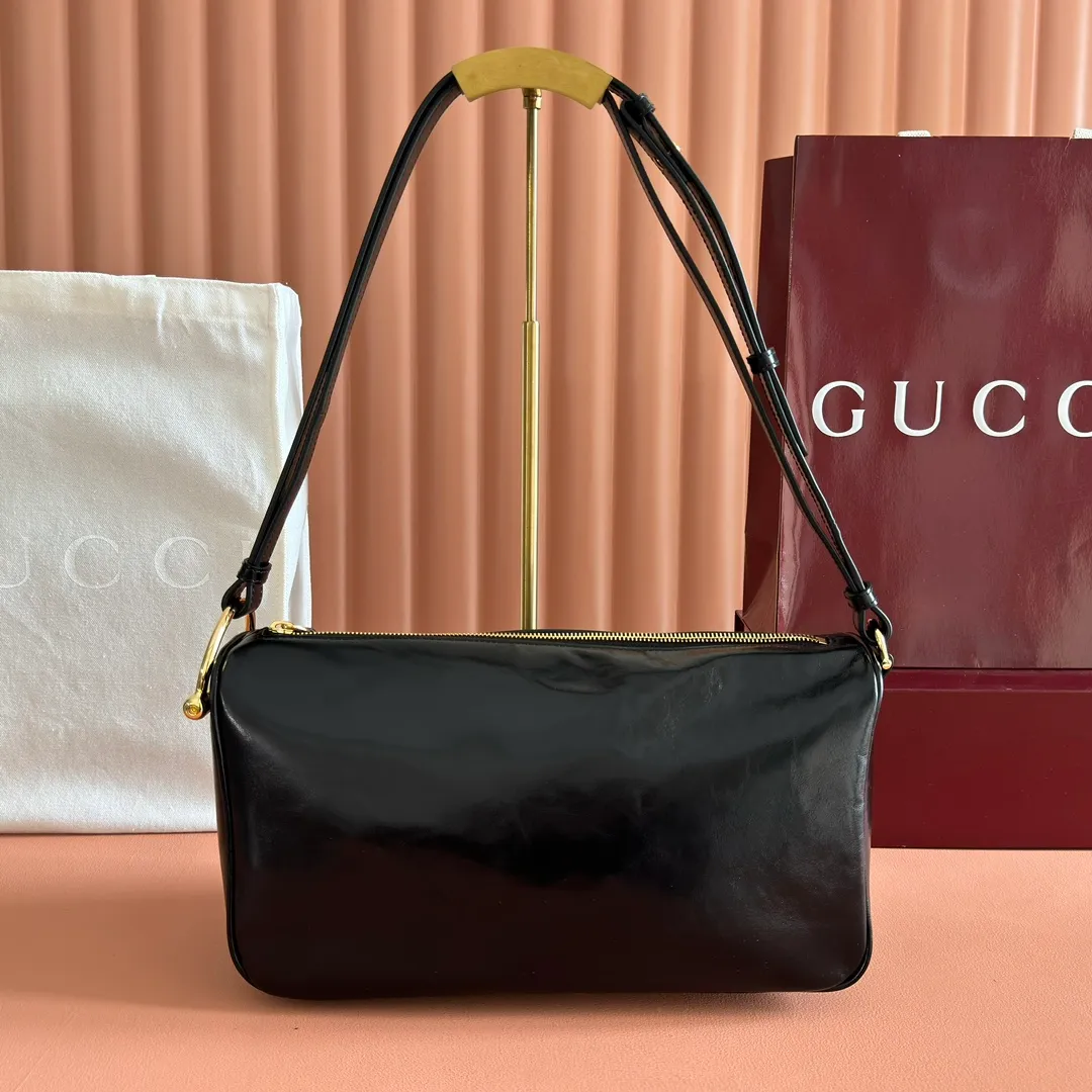 p1260. 💋💋💋【With full set of original counter packaging】The Gucci Half Horsebit series is re-presented, reinterpreting one of the brand's most iconic elements in a modern style. The collection cleverly combines relaxed silhouettes with the iconic half-horsebit hardware, which gives rise to its name. Yellow GG printed embossed suede Gold-tone hardware Brown cotton and linen blend lining Half horsebit closure Interior: One open pocket Adjustable leather shoulder strap (height: 32cm - 34cm; length: 66cm - 73cm) Zip closure Ident number: 860787. Dimensions: 31.5cm (W) x 17cm (H) x 12cm (D) Weight: Approx. 0.7kg Colour: Pleated Black