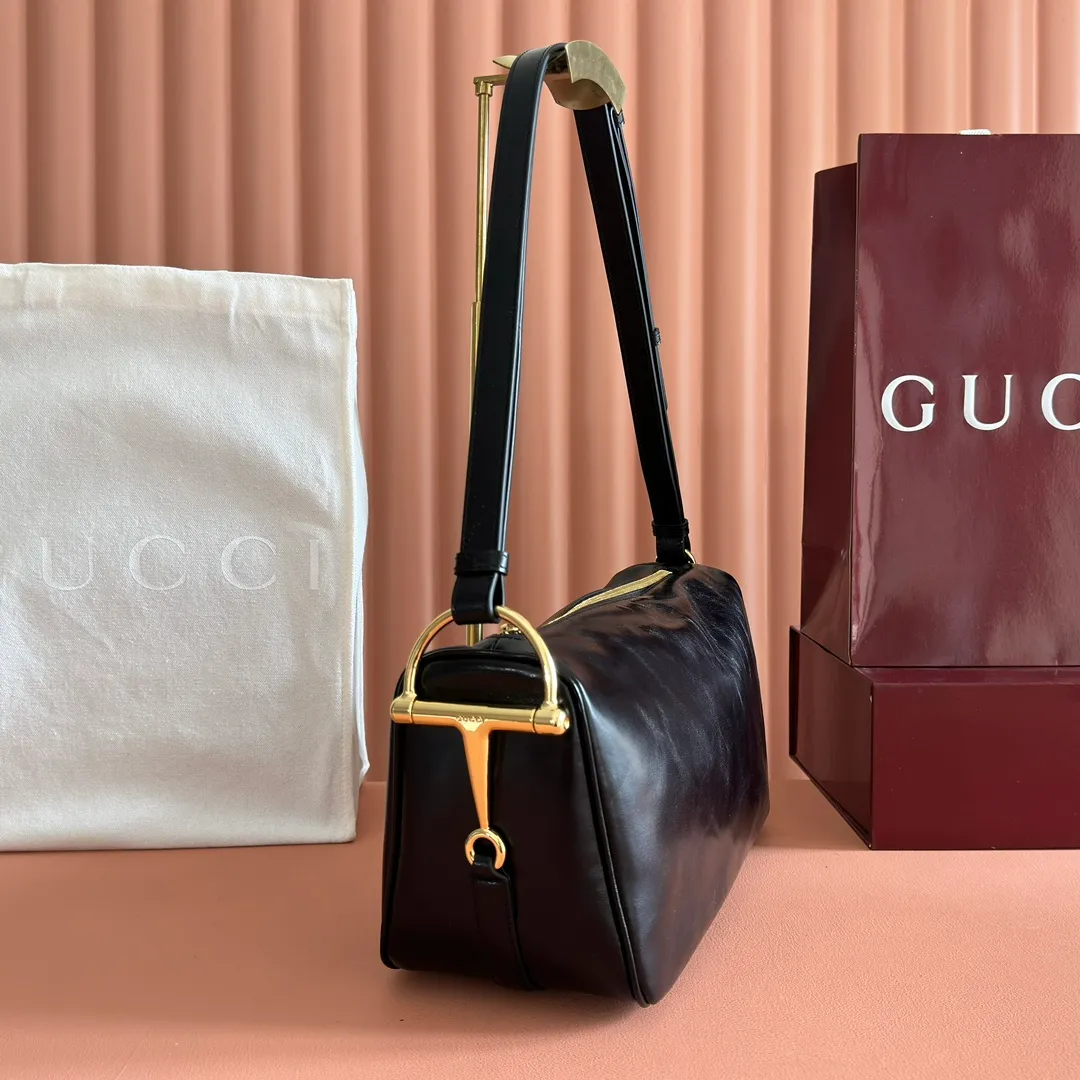 p1260. 💋💋💋【With full set of original counter packaging】The Gucci Half Horsebit series is re-presented, reinterpreting one of the brand's most iconic elements in a modern style. The collection cleverly combines relaxed silhouettes with the iconic half-horsebit hardware, which gives rise to its name. Yellow GG printed embossed suede Gold-tone hardware Brown cotton and linen blend lining Half horsebit closure Interior: One open pocket Adjustable leather shoulder strap (height: 32cm - 34cm; length: 66cm - 73cm) Zip closure Ident number: 860787. Dimensions: 31.5cm (W) x 17cm (H) x 12cm (D) Weight: Approx. 0.7kg Colour: Pleated Black