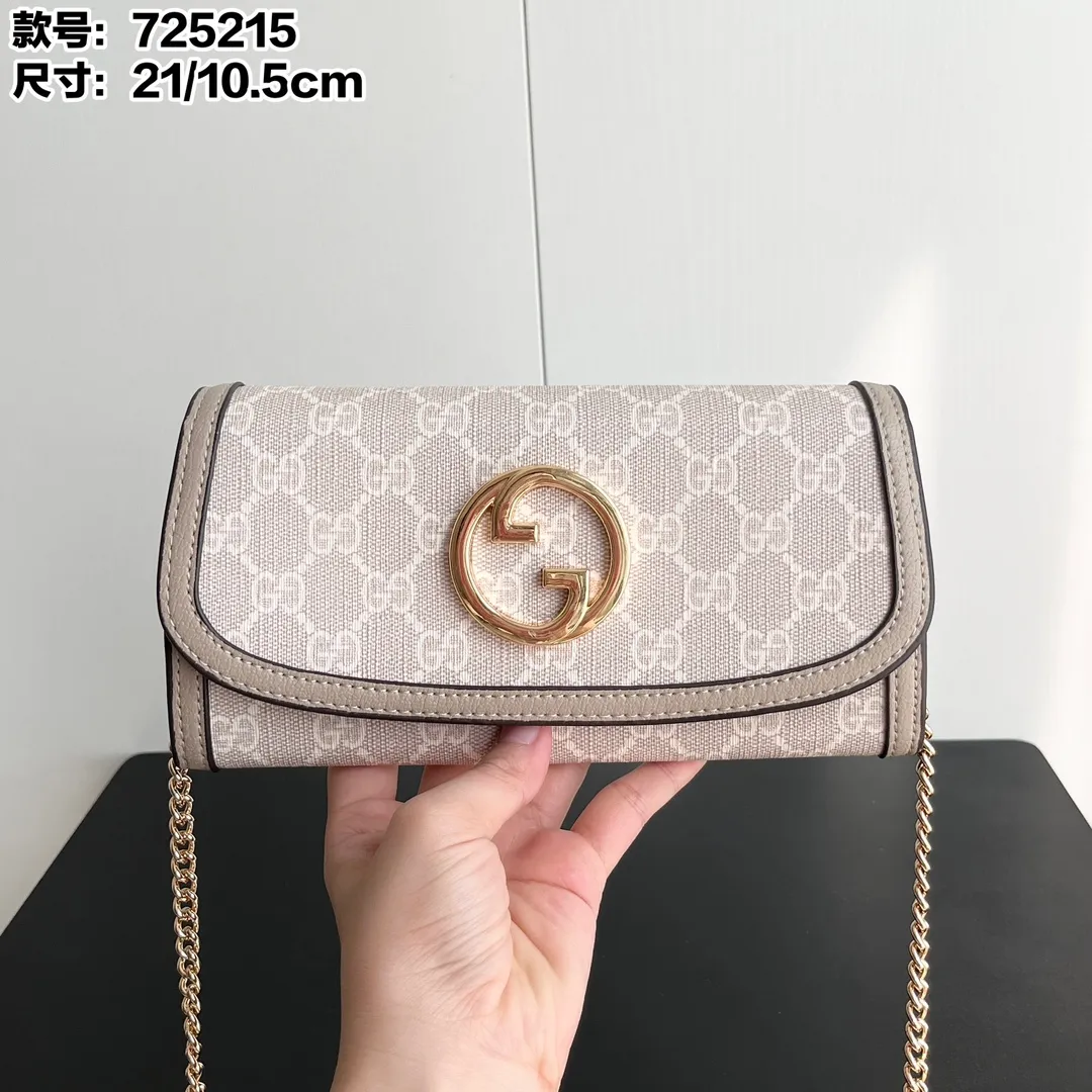 Actual shot #💰260 Model: 725215 Comes with box Size: 21x10.5cm I fell in love with Gucci Blondie at first sight. Second-hand bags have always been my favorite. They are super popular now, mainly because they are so beautiful! It can be worn as an armpit bag or as a cross-body carry. Depending on your mood, I find it very retro, fashionable and fascinating to carry it either way! Many colors to choose from, running quantity models