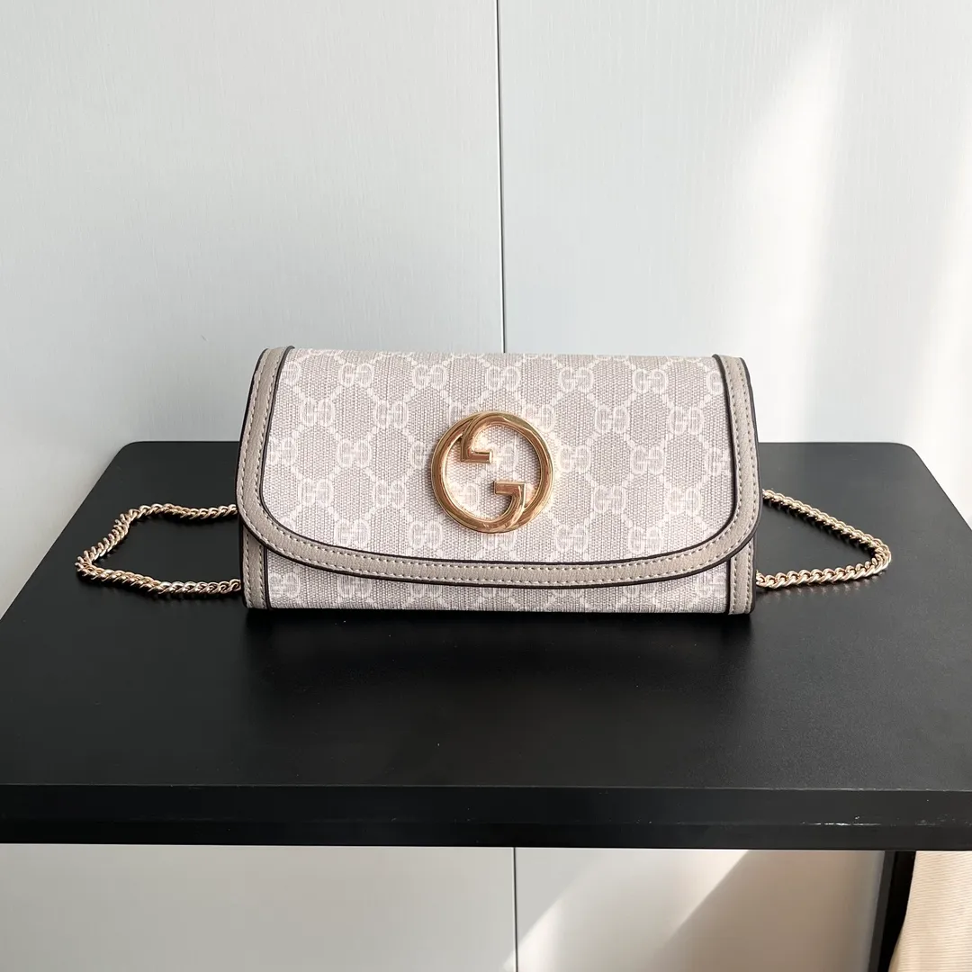 Actual shot #💰260 Model: 725215 Comes with box Size: 21x10.5cm I fell in love with Gucci Blondie at first sight. Second-hand bags have always been my favorite. They are super popular now, mainly because they are so beautiful! It can be worn as an armpit bag or as a cross-body carry. Depending on your mood, I find it very retro, fashionable and fascinating to carry it either way! Many colors to choose from, running quantity models