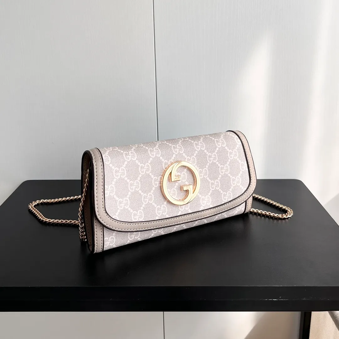 Actual shot #💰260 Model: 725215 Comes with box Size: 21x10.5cm I fell in love with Gucci Blondie at first sight. Second-hand bags have always been my favorite. They are super popular now, mainly because they are so beautiful! It can be worn as an armpit bag or as a cross-body carry. Depending on your mood, I find it very retro, fashionable and fascinating to carry it either way! Many colors to choose from, running quantity models