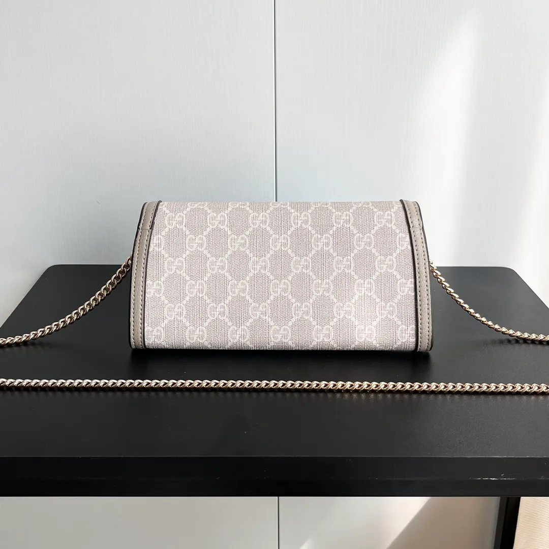 Actual shot #💰260 Model: 725215 Comes with box Size: 21x10.5cm I fell in love with Gucci Blondie at first sight. Second-hand bags have always been my favorite. They are super popular now, mainly because they are so beautiful! It can be worn as an armpit bag or as a cross-body carry. Depending on your mood, I find it very retro, fashionable and fascinating to carry it either way! Many colors to choose from, running quantity models