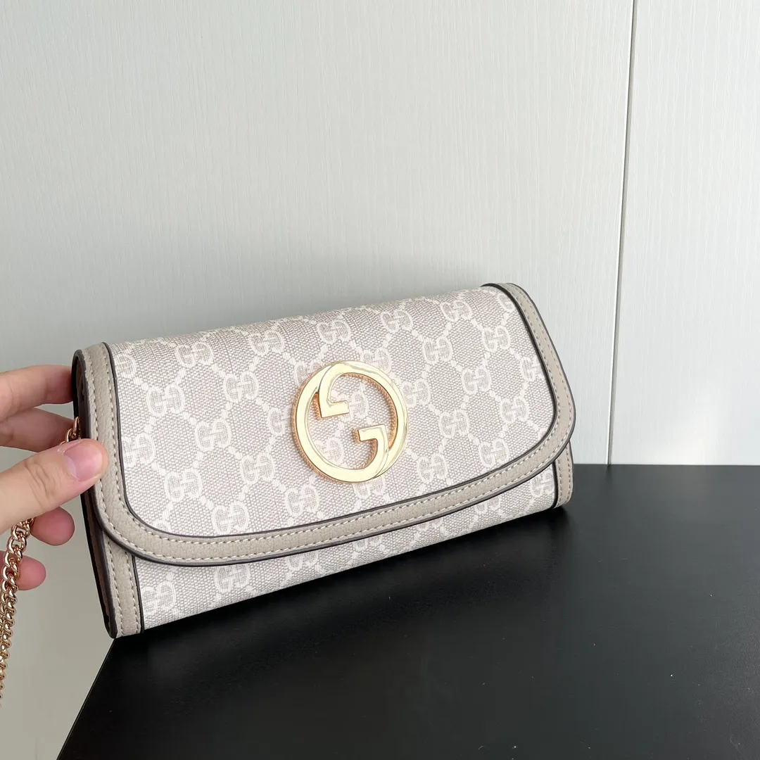 Actual shot #💰260 Model: 725215 Comes with box Size: 21x10.5cm I fell in love with Gucci Blondie at first sight. Second-hand bags have always been my favorite. They are super popular now, mainly because they are so beautiful! It can be worn as an armpit bag or as a cross-body carry. Depending on your mood, I find it very retro, fashionable and fascinating to carry it either way! Many colors to choose from, running quantity models