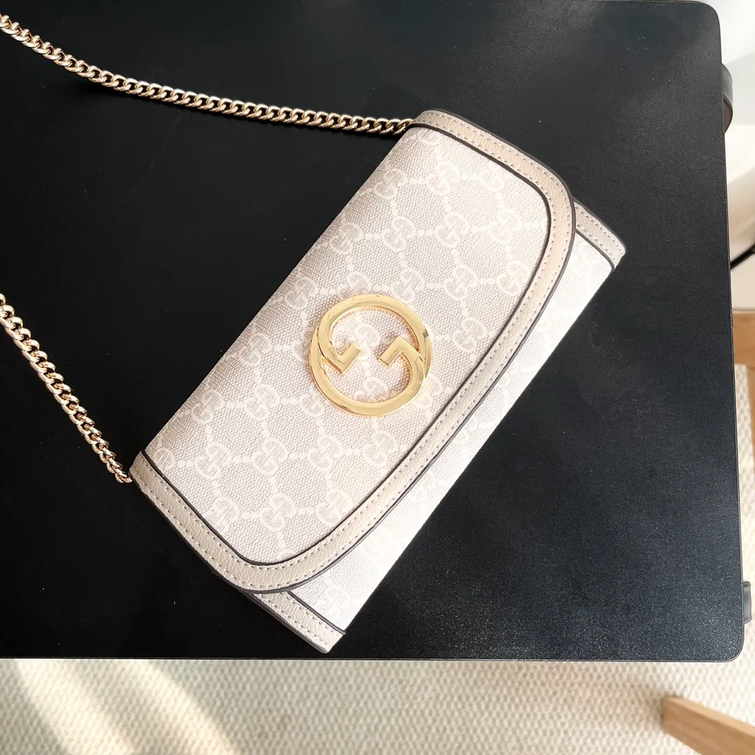 Actual shot #💰260 Model: 725215 Comes with box Size: 21x10.5cm I fell in love with Gucci Blondie at first sight. Second-hand bags have always been my favorite. They are super popular now, mainly because they are so beautiful! It can be worn as an armpit bag or as a cross-body carry. Depending on your mood, I find it very retro, fashionable and fascinating to carry it either way! Many colors to choose from, running quantity models