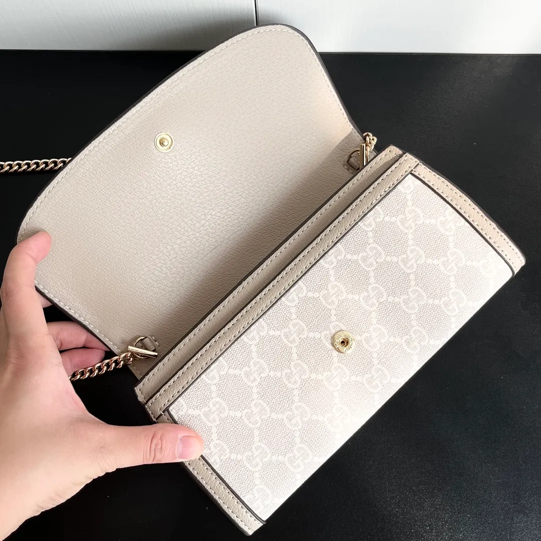 Actual shot #💰260 Model: 725215 Comes with box Size: 21x10.5cm I fell in love with Gucci Blondie at first sight. Second-hand bags have always been my favorite. They are super popular now, mainly because they are so beautiful! It can be worn as an armpit bag or as a cross-body carry. Depending on your mood, I find it very retro, fashionable and fascinating to carry it either way! Many colors to choose from, running quantity models