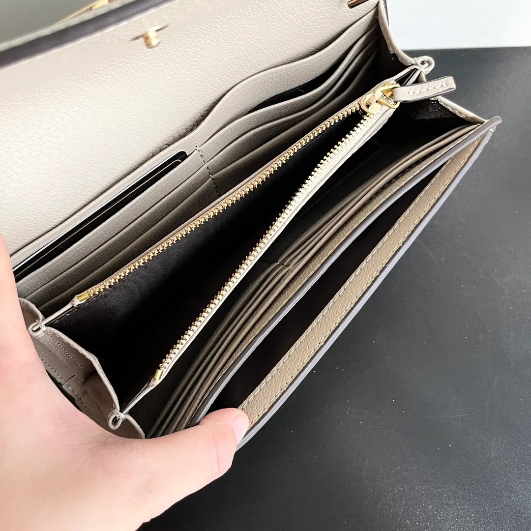 Actual shot #💰260 Model: 725215 Comes with box Size: 21x10.5cm I fell in love with Gucci Blondie at first sight. Second-hand bags have always been my favorite. They are super popular now, mainly because they are so beautiful! It can be worn as an armpit bag or as a cross-body carry. Depending on your mood, I find it very retro, fashionable and fascinating to carry it either way! Many colors to choose from, running quantity models