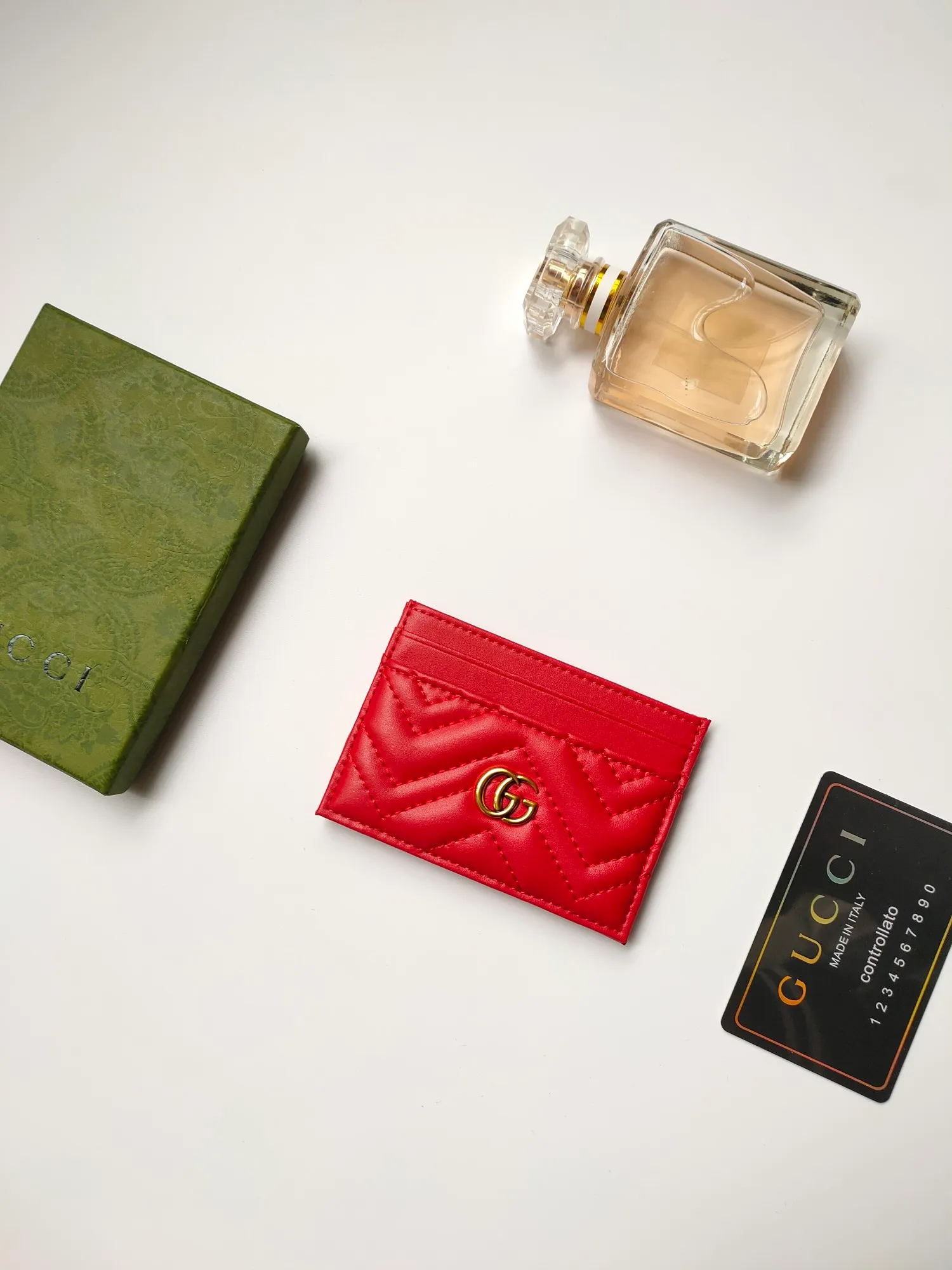 ¥90💰GUCCI’s new women’s card holder. GG Marmont card holder. Made of calfskin, quilted humanoid pattern and crafted with top-grade overseas hardware. Style number: 443127 full leather. GG Marmont card holder! Size: W10xH7cm. Comes with packaging box.