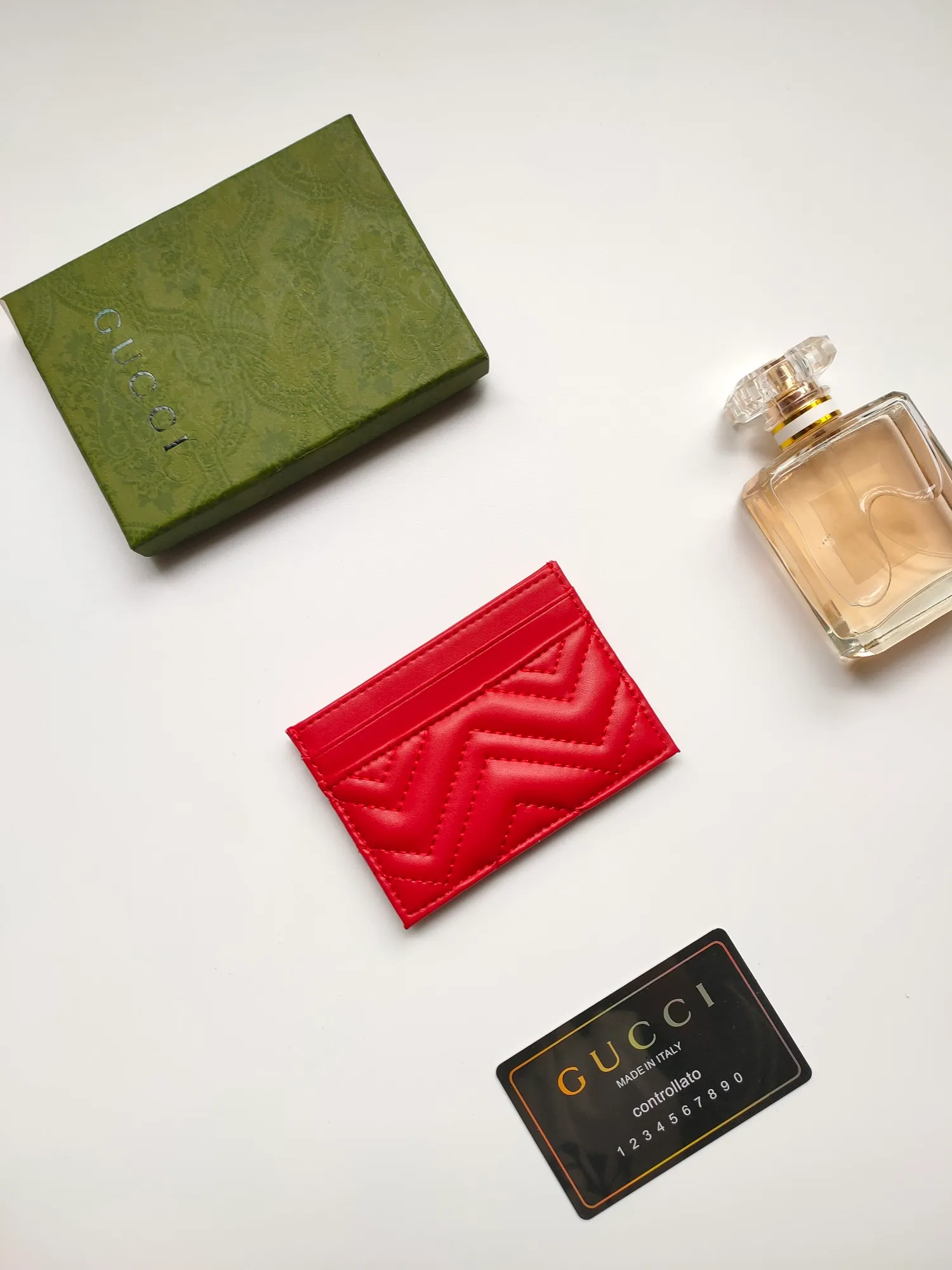 ¥90💰GUCCI’s new women’s card holder. GG Marmont card holder. Made of calfskin, quilted humanoid pattern and crafted with top-grade overseas hardware. Style number: 443127 full leather. GG Marmont card holder! Size: W10xH7cm. Comes with packaging box.