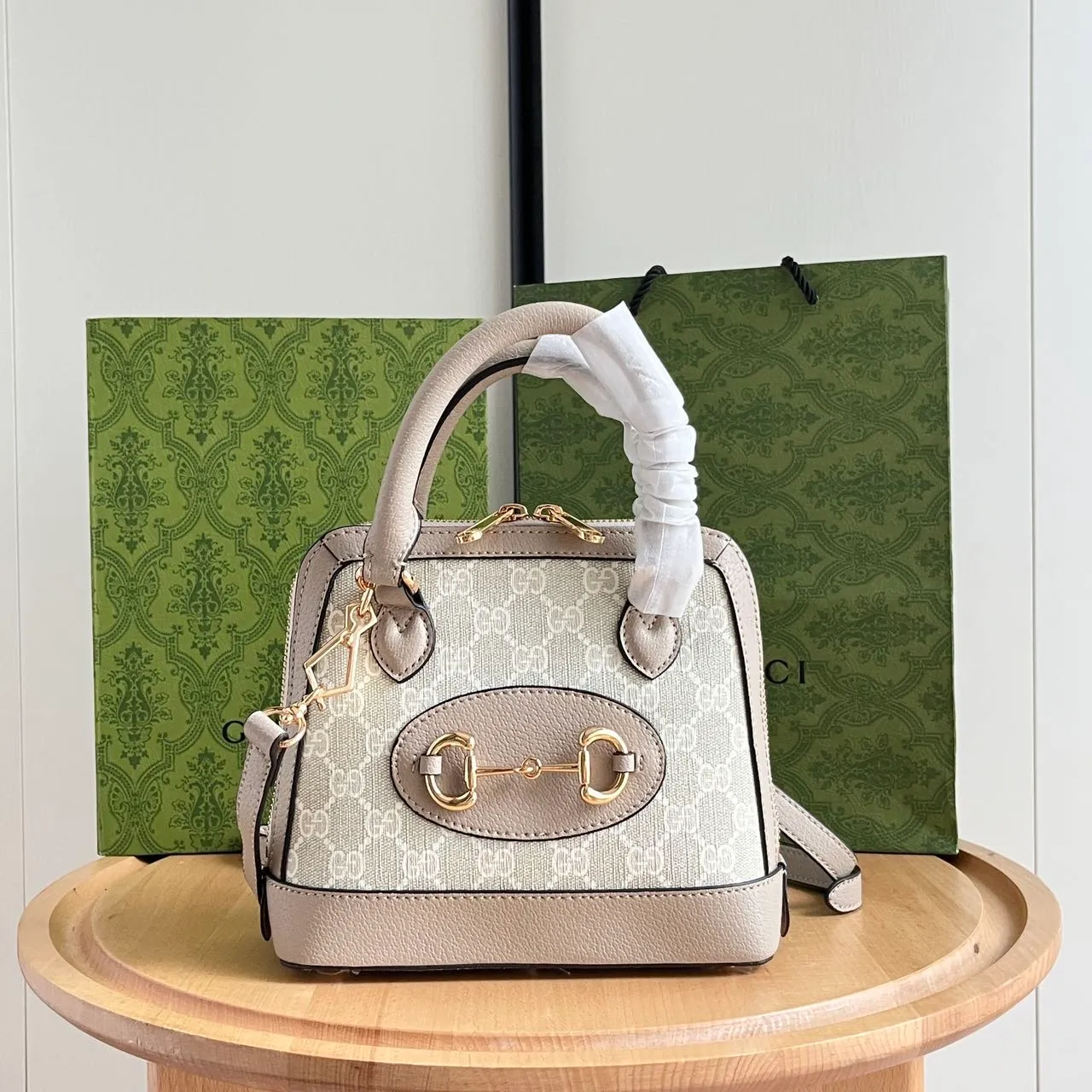 Upgraded version #💰300 Model: 640716 Mini Size: 20x19.5x7.5cm, Gucci💝💝𝙃𝙤𝙧𝙨𝙚𝙗𝙞𝙩 𝟭𝟵𝟱𝟱Mini shell bag, share a little cutie that can blow up the streets❗️The previous large shells were already attractive enough, but I didn’t expect that now there is a more powerful cutie, which is completely irresistible. It's the kind of item that makes you want to buy it after just one look at it. Super invincible and beautiful! Recommended! !