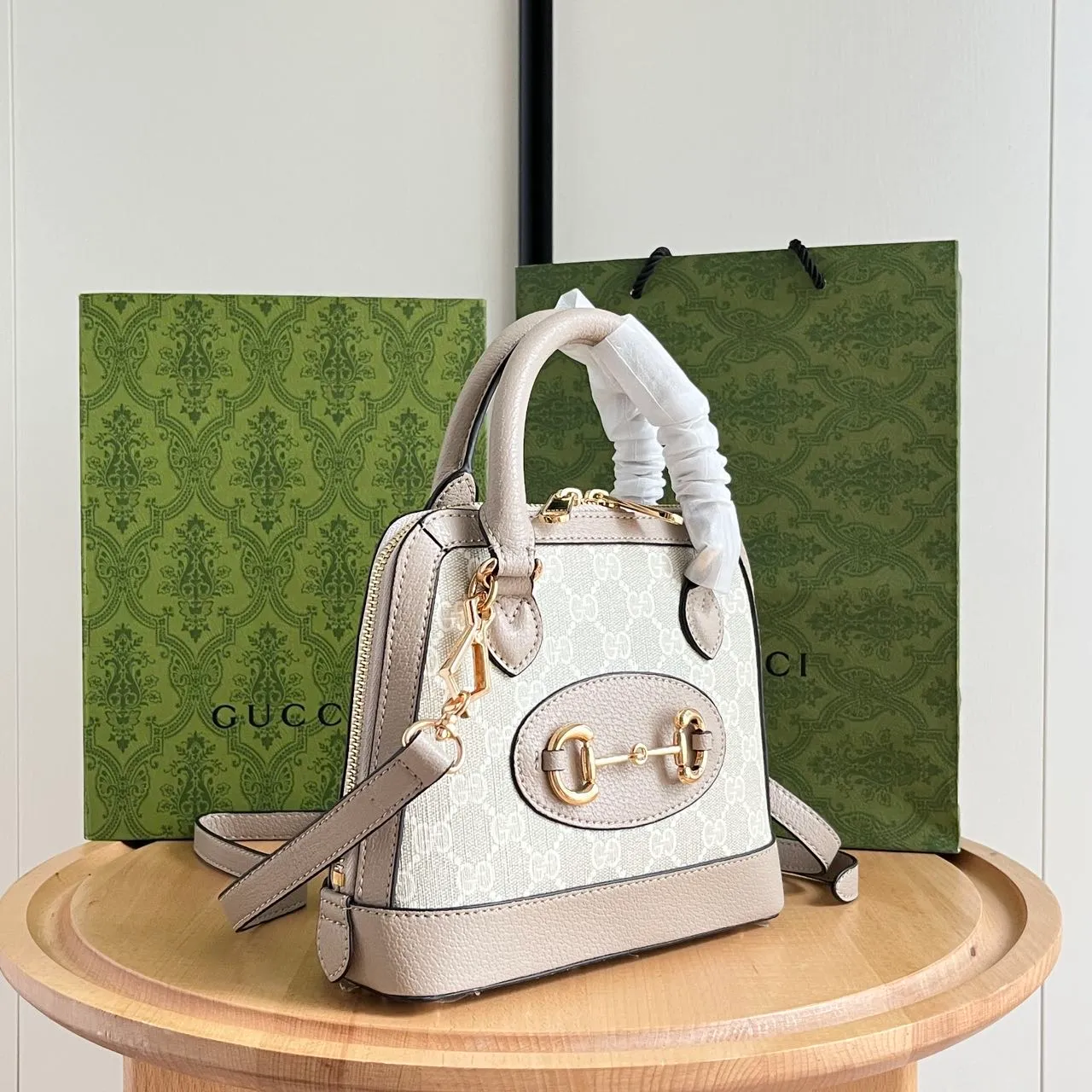 Upgraded version #💰300 Model: 640716 Mini Size: 20x19.5x7.5cm, Gucci💝💝𝙃𝙤𝙧𝙨𝙚𝙗𝙞𝙩 𝟭𝟵𝟱𝟱Mini shell bag, share a little cutie that can blow up the streets❗️The previous large shells were already attractive enough, but I didn’t expect that now there is a more powerful cutie, which is completely irresistible. It's the kind of item that makes you want to buy it after just one look at it. Super invincible and beautiful! Recommended! !
