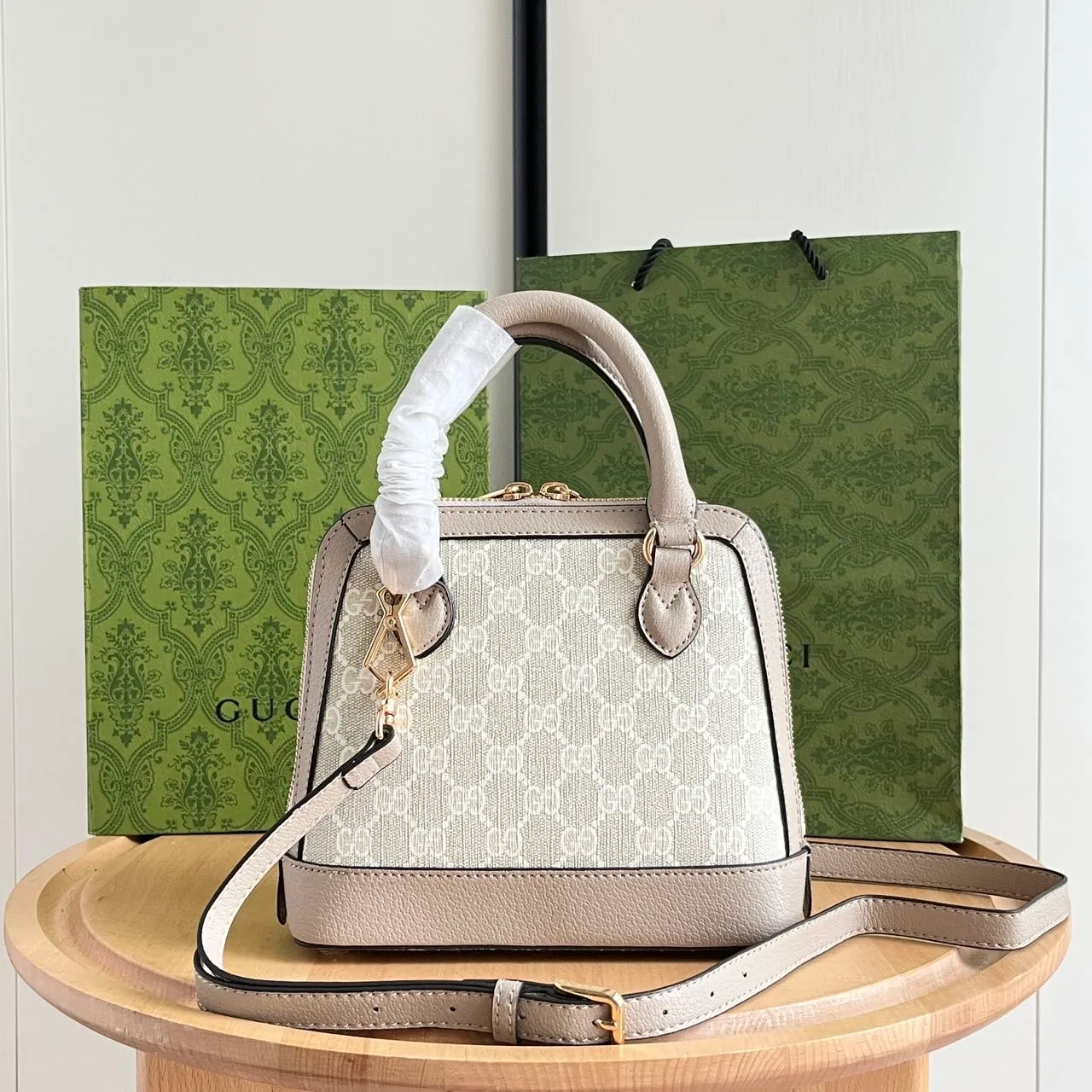 Upgraded version #💰300 Model: 640716 Mini Size: 20x19.5x7.5cm, Gucci💝💝𝙃𝙤𝙧𝙨𝙚𝙗𝙞𝙩 𝟭𝟵𝟱𝟱Mini shell bag, share a little cutie that can blow up the streets❗️The previous large shells were already attractive enough, but I didn’t expect that now there is a more powerful cutie, which is completely irresistible. It's the kind of item that makes you want to buy it after just one look at it. Super invincible and beautiful! Recommended! !